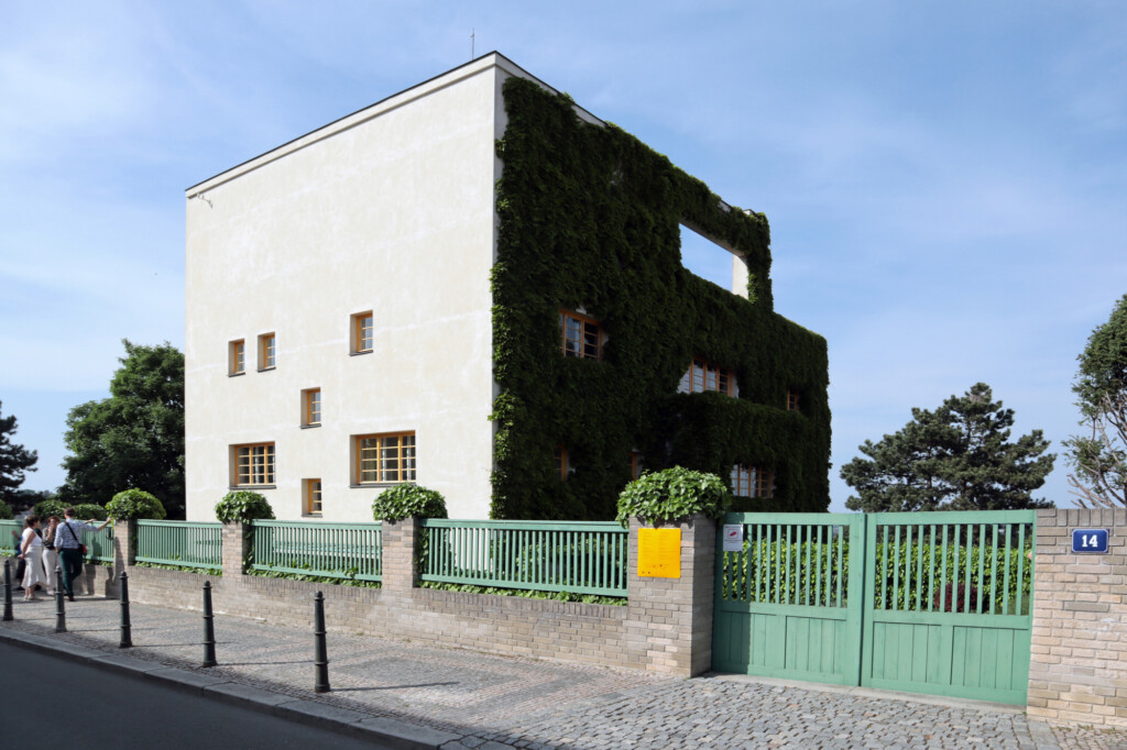 Adolf Loos entwarf die Villa zusammen mit Karel Lhota für den Bauunternehmer František Müller und sein Frau Milada.