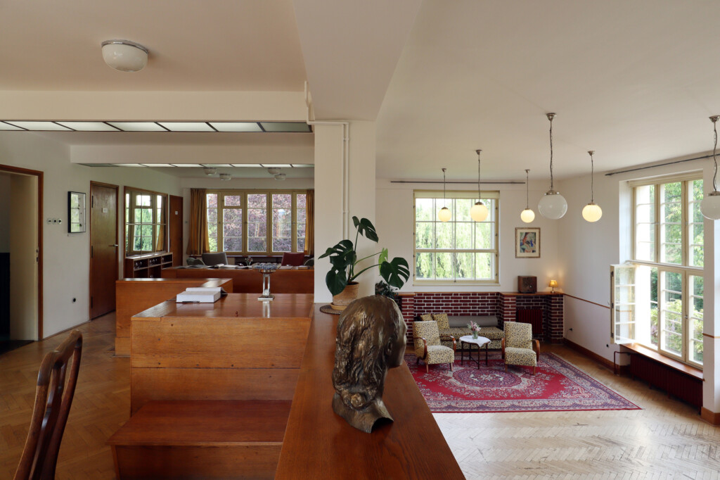 Sein durchdachtes Gestaltungssystem aus fließenden Räumen, die durch Treppen und Blicköffnungen miteinander verbunden sind, setzte Loos bei seinem Entwurf der Prager Villa Winternitz um.