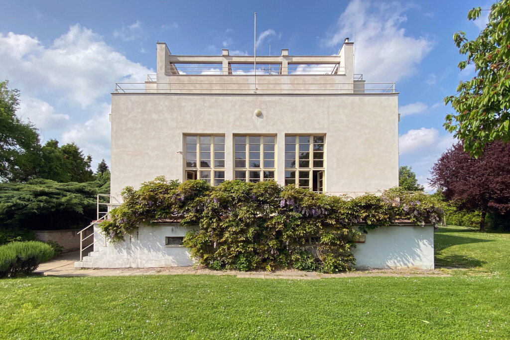 Das Bauwerk entstand 1932 nach Plänen von Adolf Loos und Karel Lhota.
