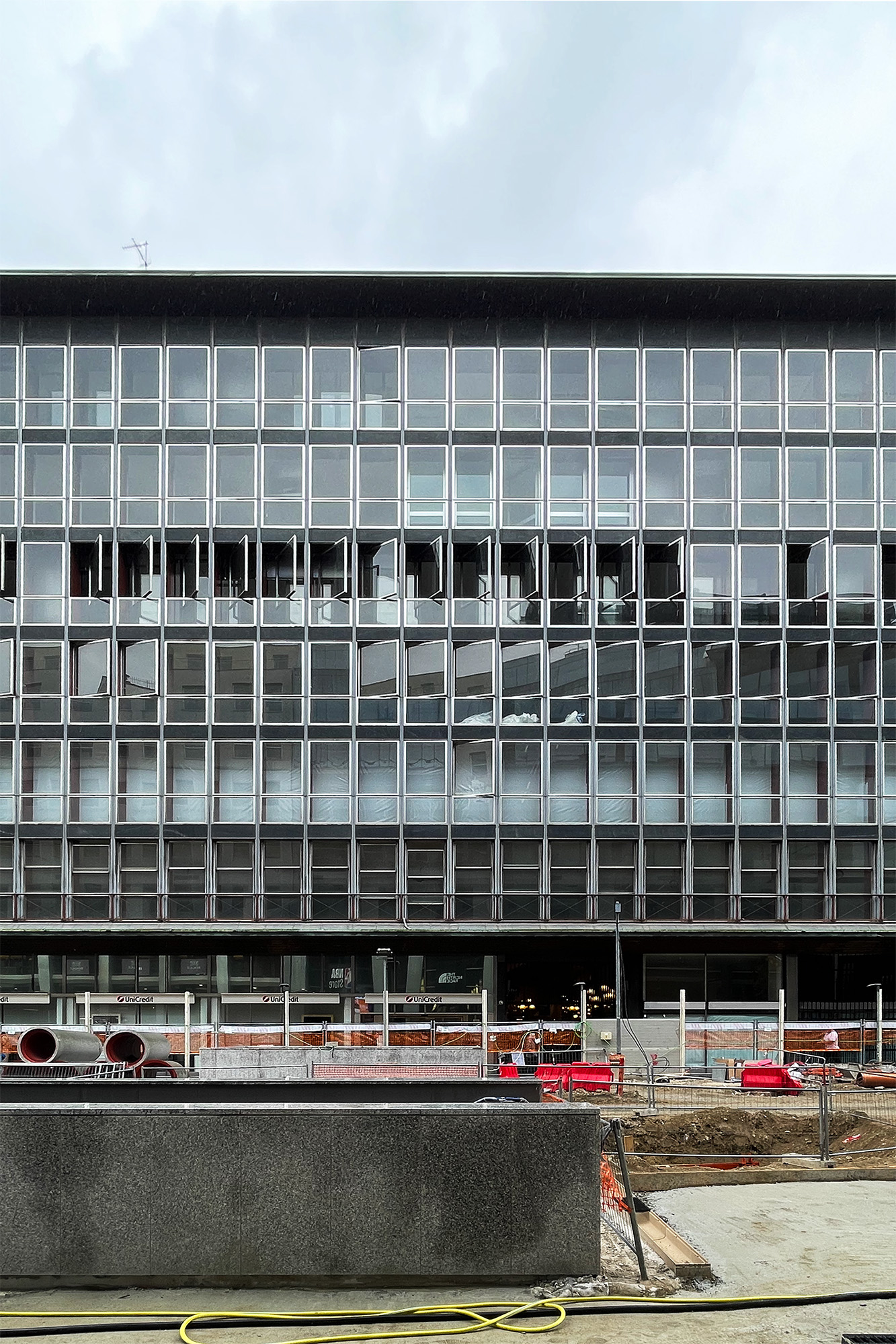 Die Edifici per uffici e negozi entstand 1959 nach einem Entwurf von Luigi Caccia Dominioni.