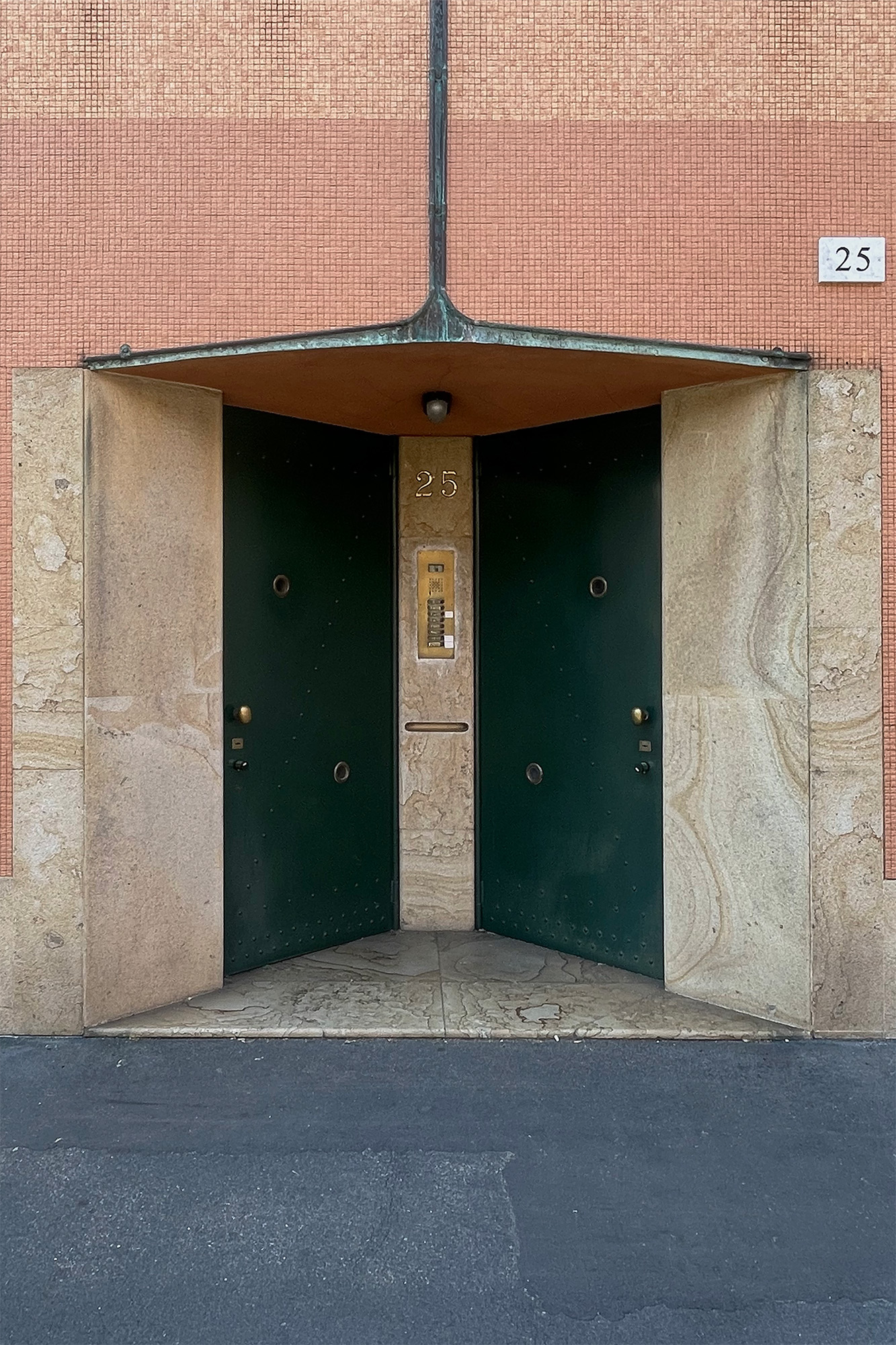 Das Gebäude in der Via Carlo Pisacane 25 entstand 1996 nach einem Entwurf von Luigi Caccia Dominioni.