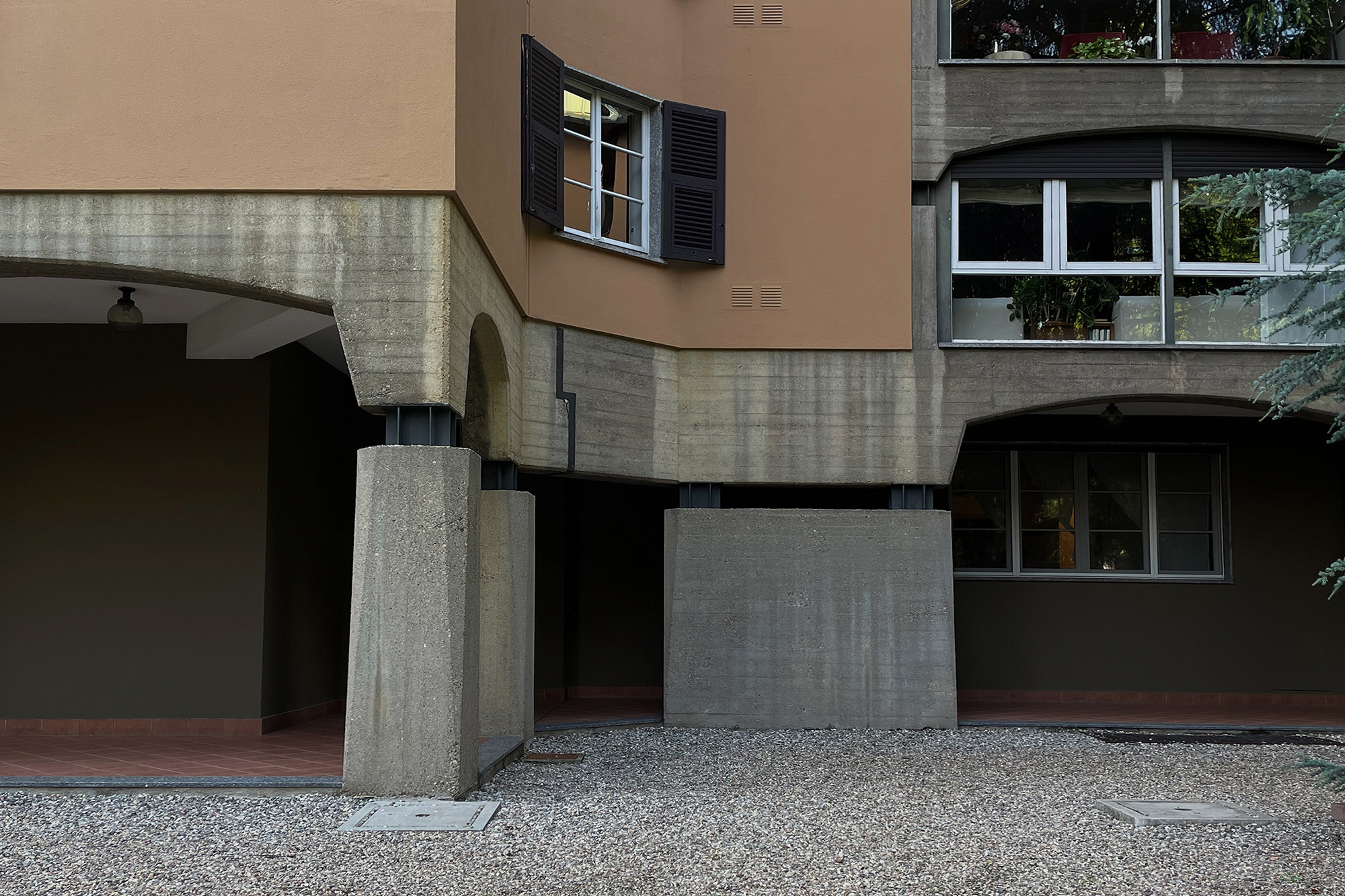 Die Appartamenti Via Paolo Giovio sind ein Entwurf von Luigi Caccia Dominioni.