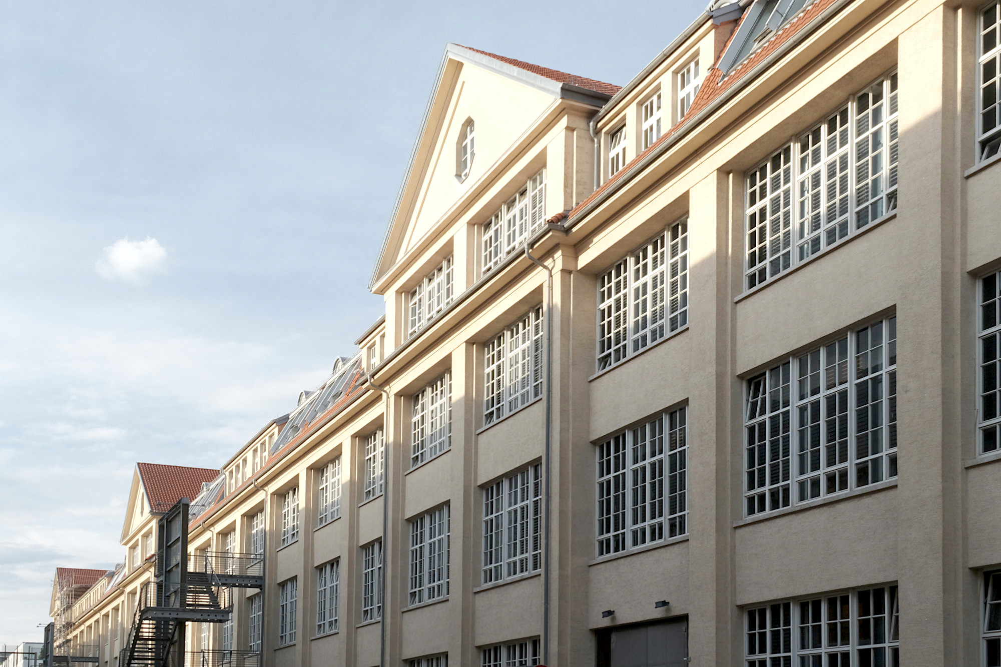 Der Hallenbau A der ehemaligen Munitionsfabrik entstand 1918 nach einem Entwurf von Philipp Jakob Manz. Die Planungen für die Umnutzung zum 1997 eröffneten ZKM erfolgten durch Schweger + Partner.