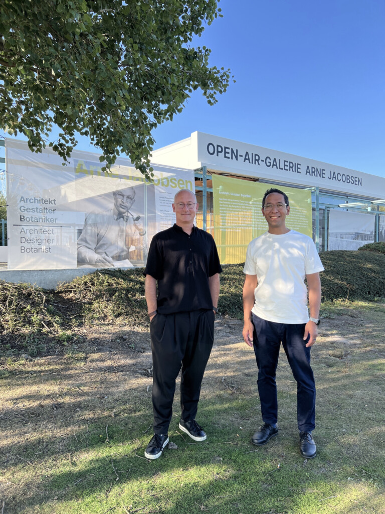 Mit der Wanderausstellung "Gesamtkunstwerke" wurde auch die Bedeutung des Seebads Burgtiefe im Werk von Jacobsen und Weitling betont. Leider verfällt das Haus des Gastes als essentieller Teil der Anlage zusehends. Uns liegt viel am Erhalt und an der Wiederherstellung des Gebäudes. Zusammen mit der Kommune und dem Team des Tourismus-Service Fehmarn (TSF) und weiteren Partnern konnten wir auch die Open-Air-Galerie 2023 realisieren. 2024 und danach folgen weitere Ausstellungen hier an der Südstrandpromenade von Fehmarn.