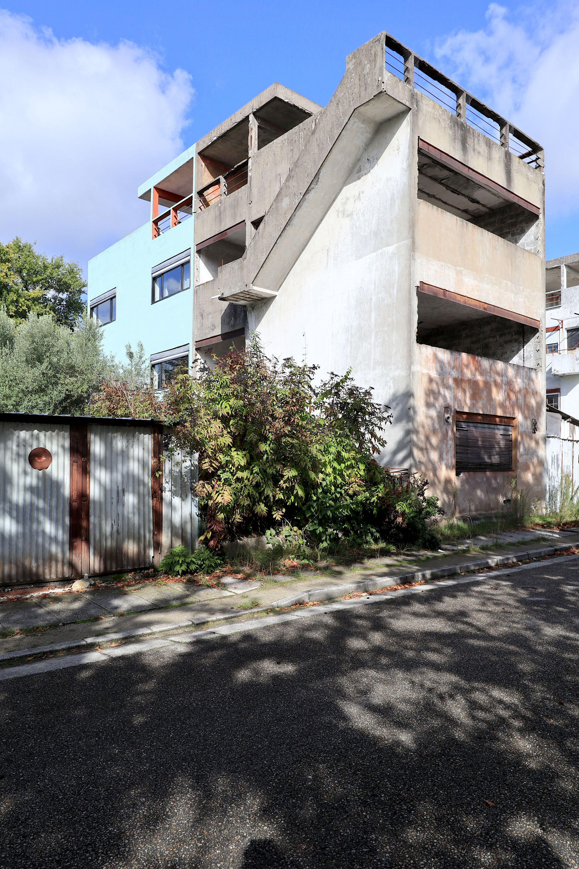 Der Unternehmer traf den Utopisten und beauftragte ihn umgehend mit der Gestaltung einer Gartenstadtsiedlung für seine Arbeiter: ein Meilenstein für Le Corbusier! 