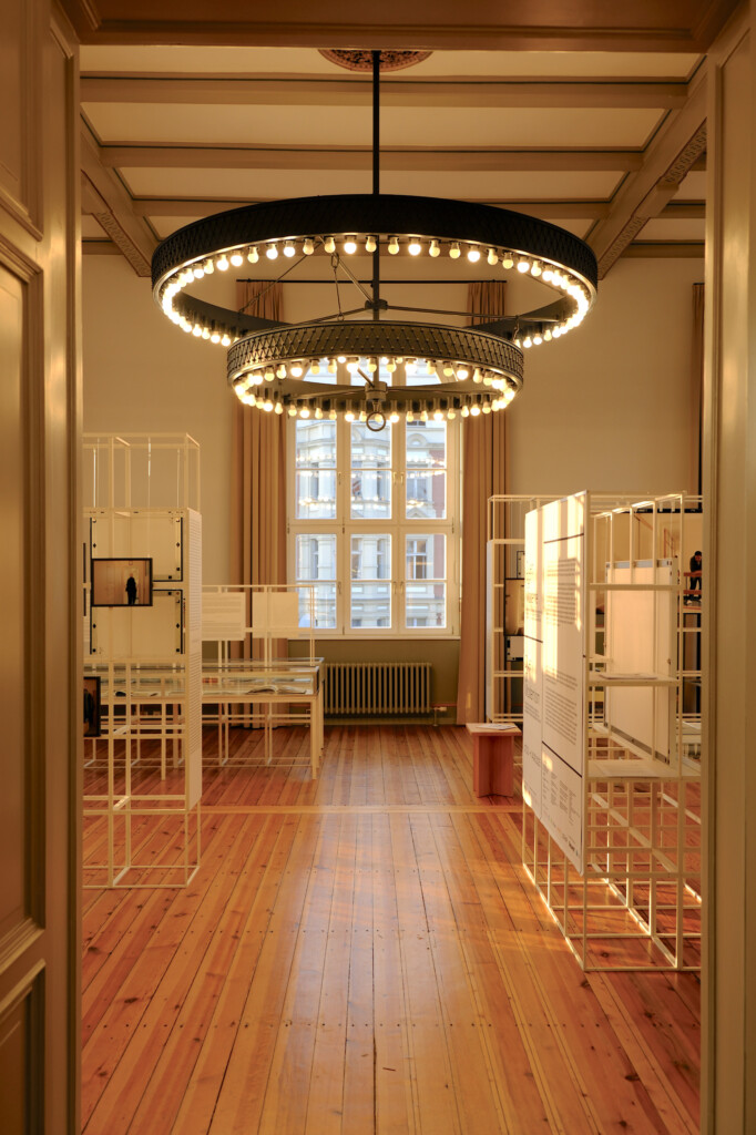 Temporäre Kunst-Architektur-Ausstellung mit Bildern der Fotokünstlerin Bettina Cohnen im Mitte Museum Berlin. Zu sehen von März bis September 2025, im März offizieller Teil des EMOP Berlin, des europäischen Monats der Fotografie. Das Buch zur Ausstellung ist seit März im Buchhandel erhältlich (Deutscher Kunstverlag, deutsch-englisch, 128 Seiten, 30 Euro, ISBN 978-3422802827), herausgegeben von Jan Dimog und Hendrik Bohle. 