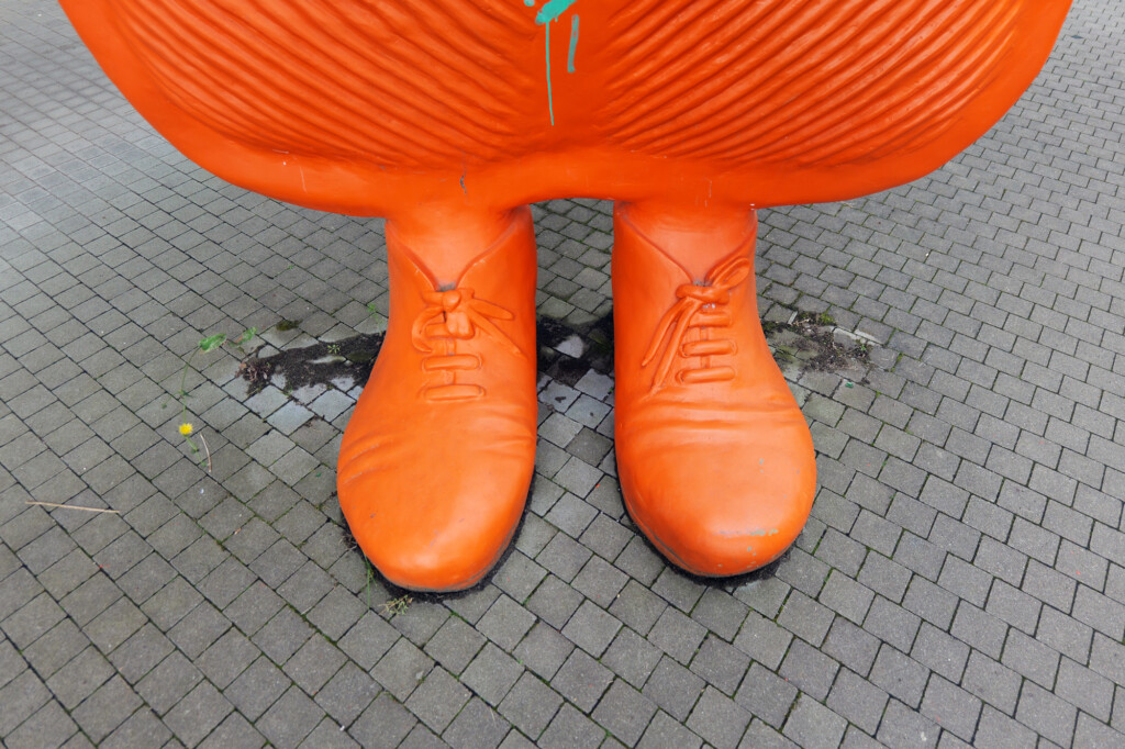Von Wärmflaschen, Halbkugeln und falschen Hasen (Erwin Wurm und weitere) [Karlsruhe]