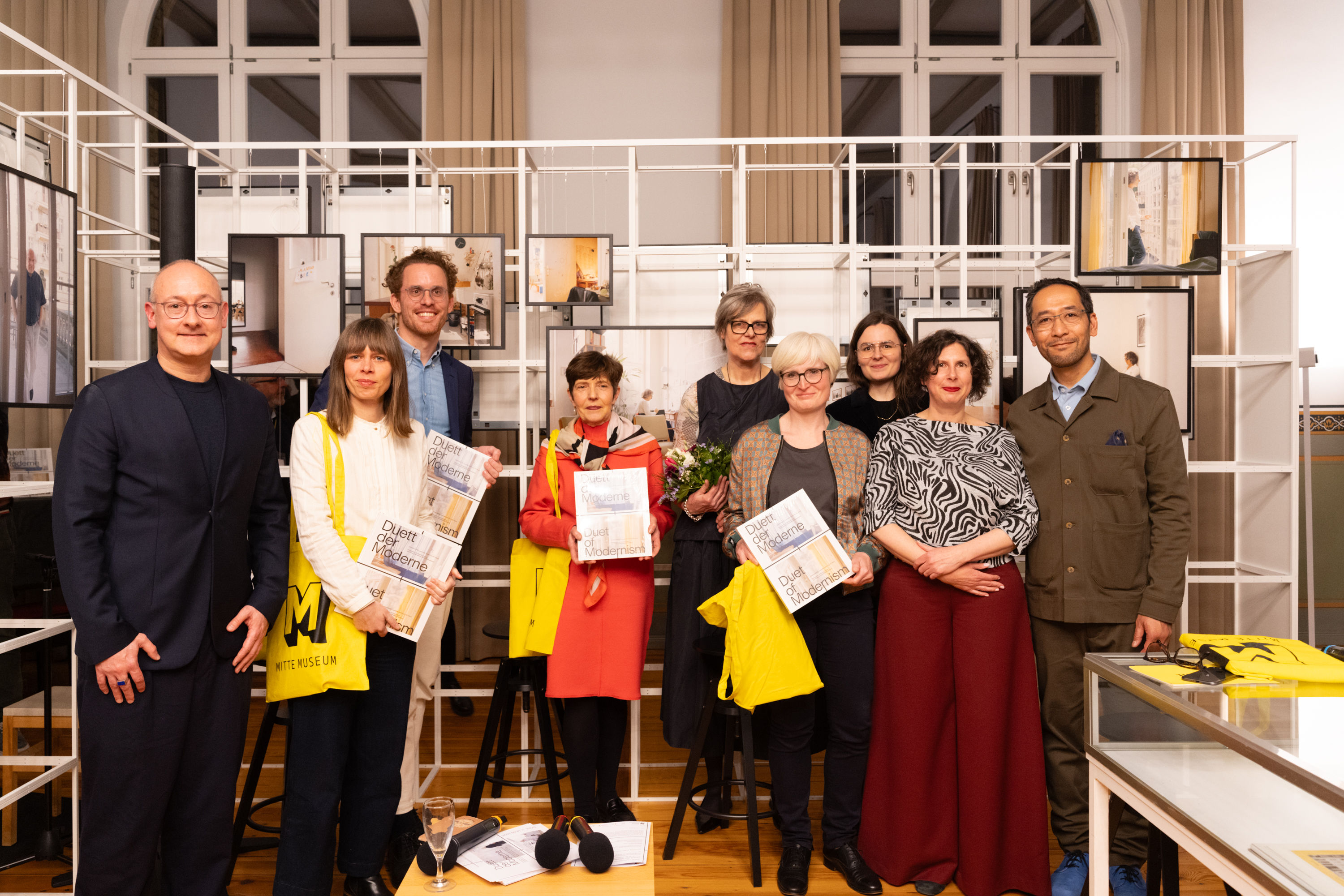 Abonnieren Sie den THE LINK-Letter und erhalten Sie exklusiv: Einblicke in unsere Recherchen und Features, Ausstellungs- und Veranstaltungshinweise und Hinweise zu Neuerscheinungen und Buchprojekten.