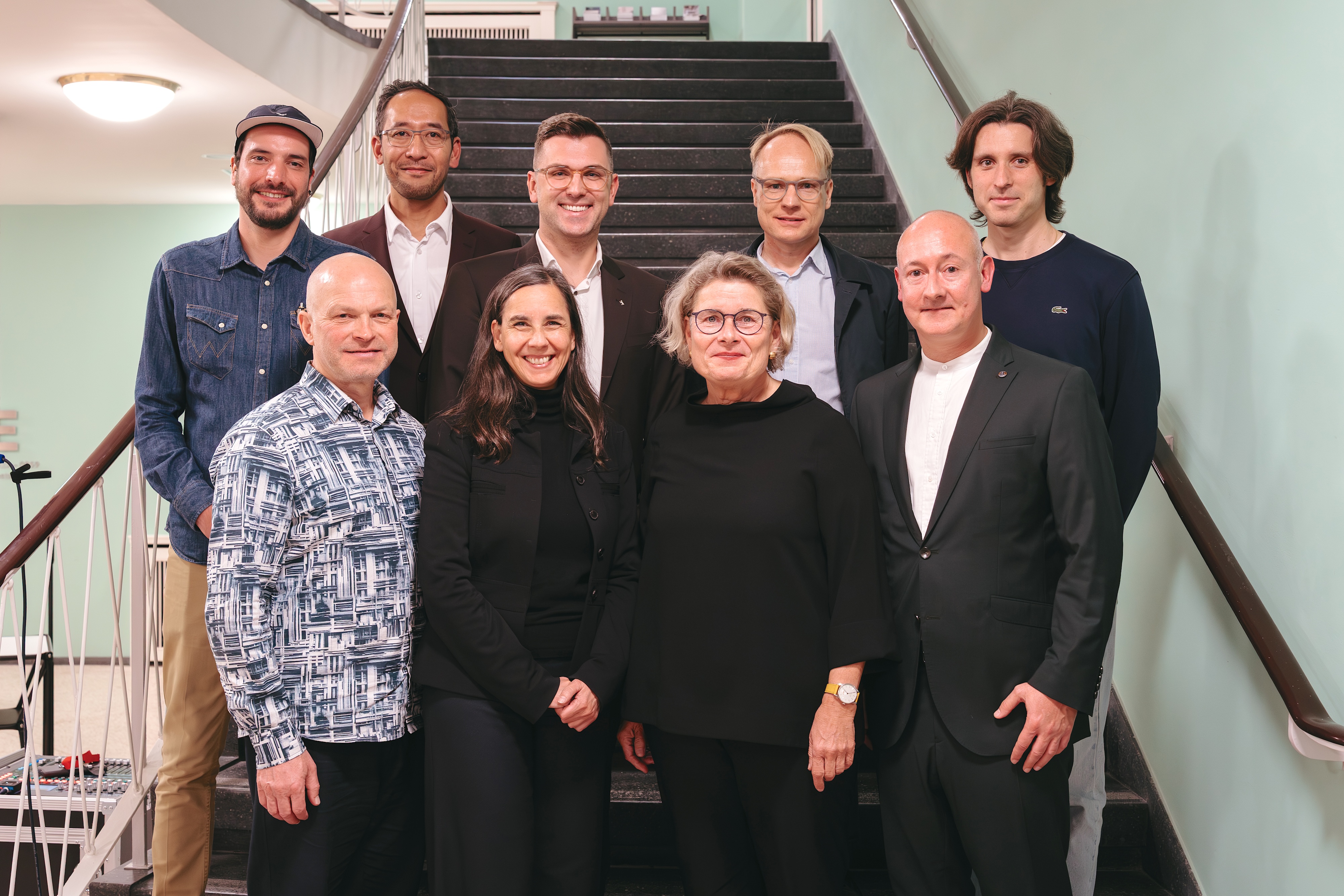 Gruppenfoto am Eröffnungsabend – Vertreter:innen der Senatsverwaltung, Beteiligte und THE LINK in der Senatsverwaltung für Stadtentwicklung, Bauen & Wohnen.