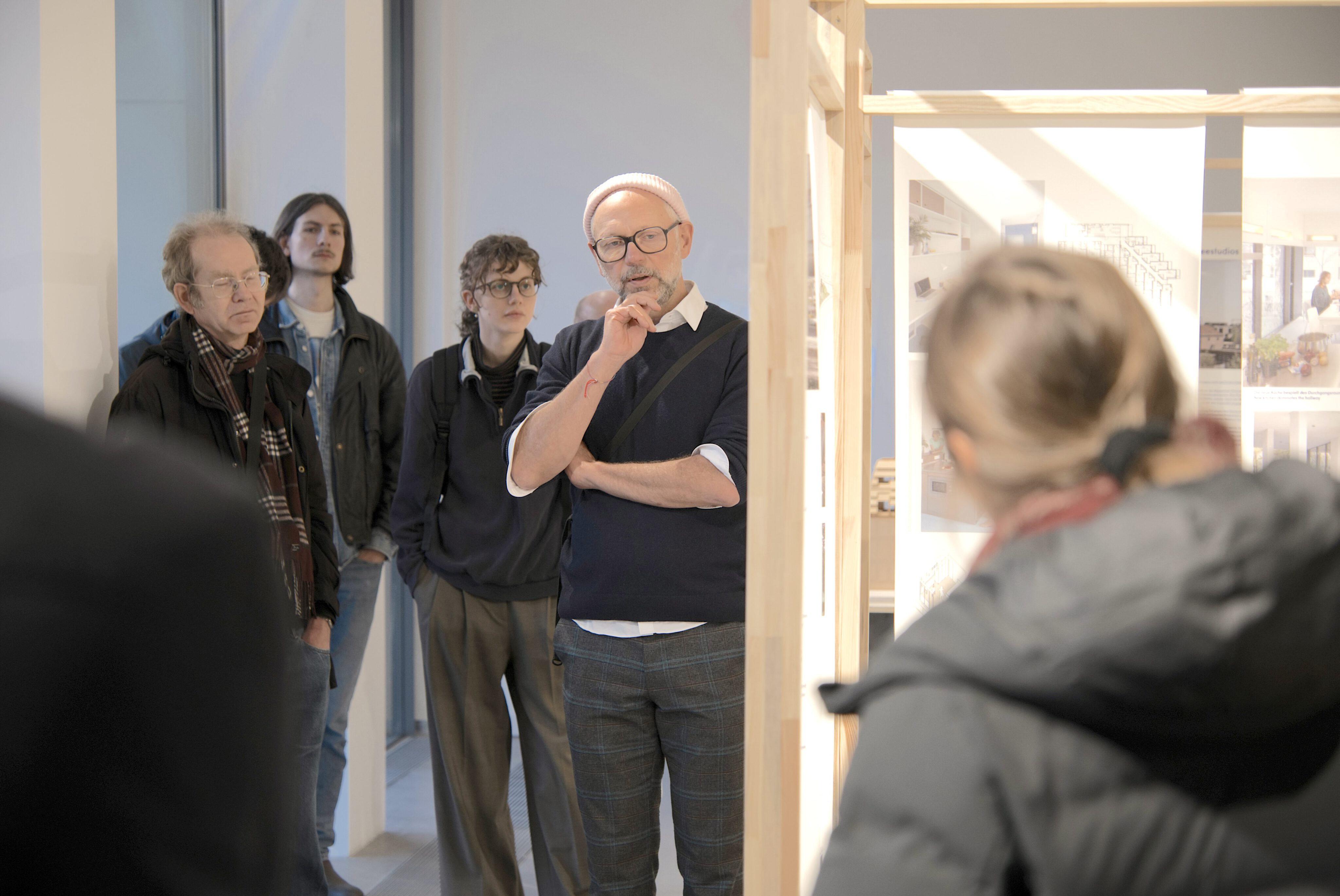 Architekt Christoph Roedig von roedig.schop präsentierte den Wohnhof Rummelsburg.