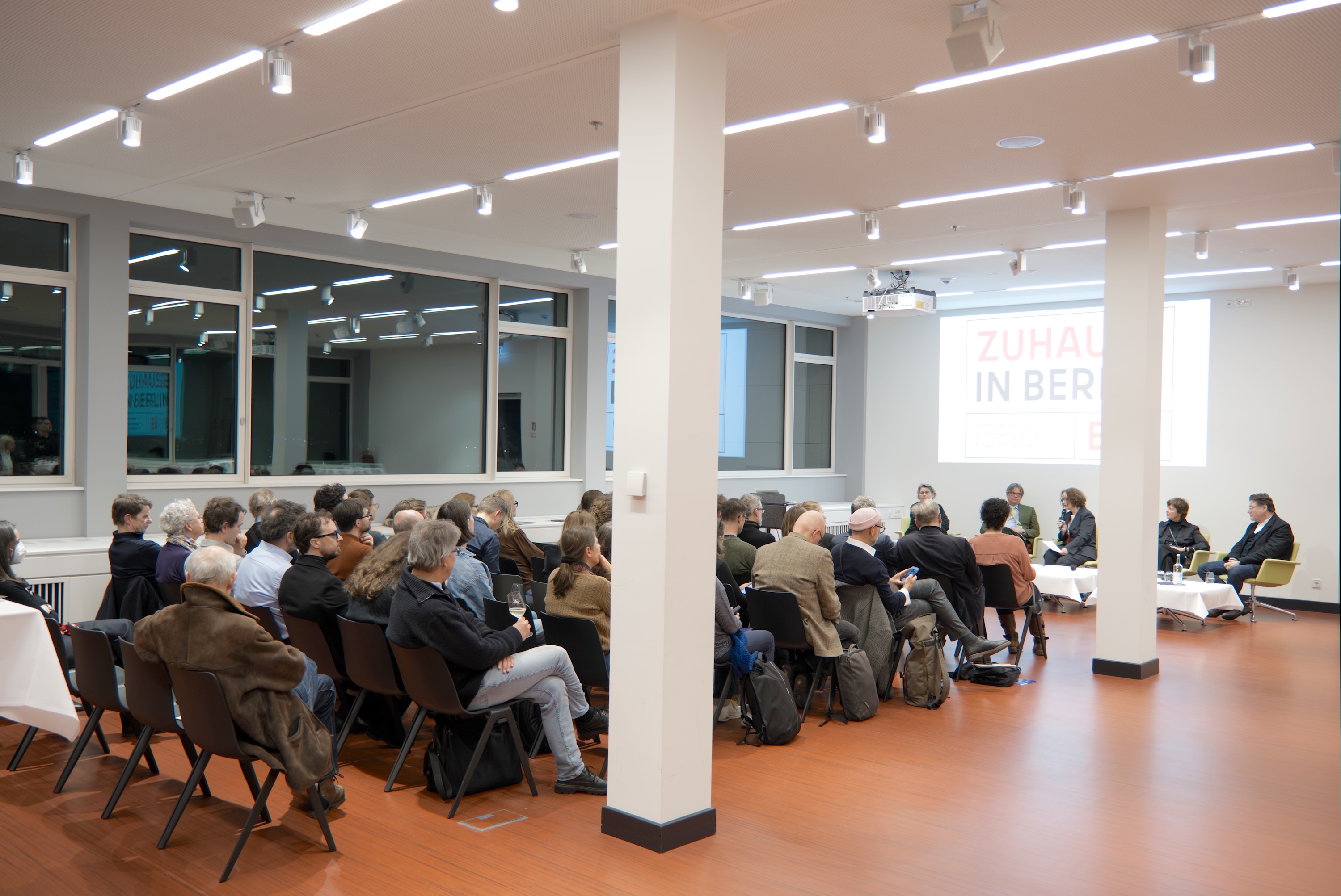 Zahlreiche Gäste bei der Abschlussveranstaltung unserer Ausstellung. Das Podium war der zweite Teil der Finissage. 