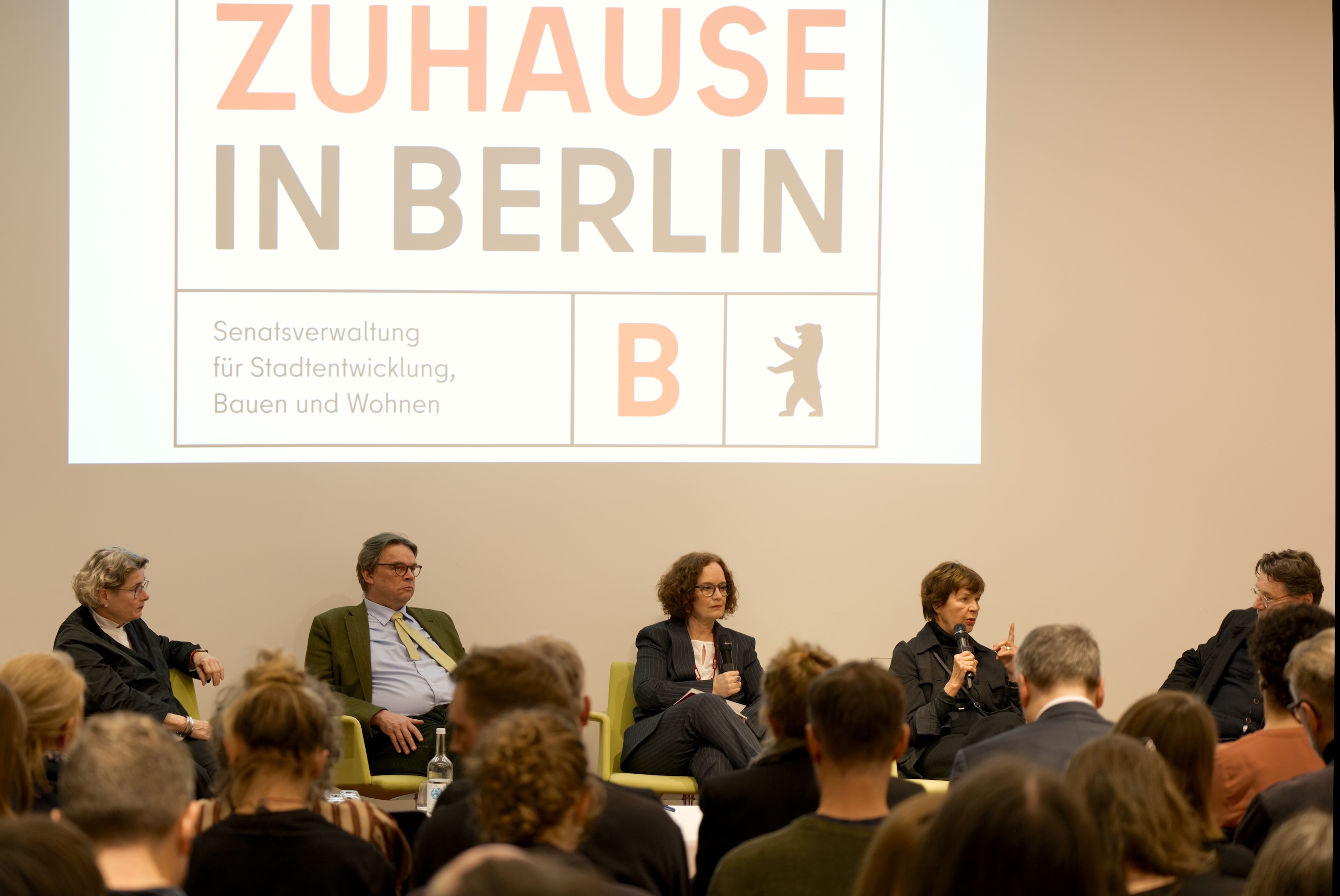 Von li. nach re.: Prof. Petra Kahlfeldt (Senatsbaudirektorin und Staatssekretärin für Stadtentwicklung), Prof. Harald Simons, HTWK Leipzig / empirica ag), Moderatorin Nicola Halder-Hass (Verband für Bauen im Bestand), Anne Lampen (Anne Lampen Architekten GmbH (Berlin)) und Stefan Forster (Stefan Forster GmbH (Frankfurt))