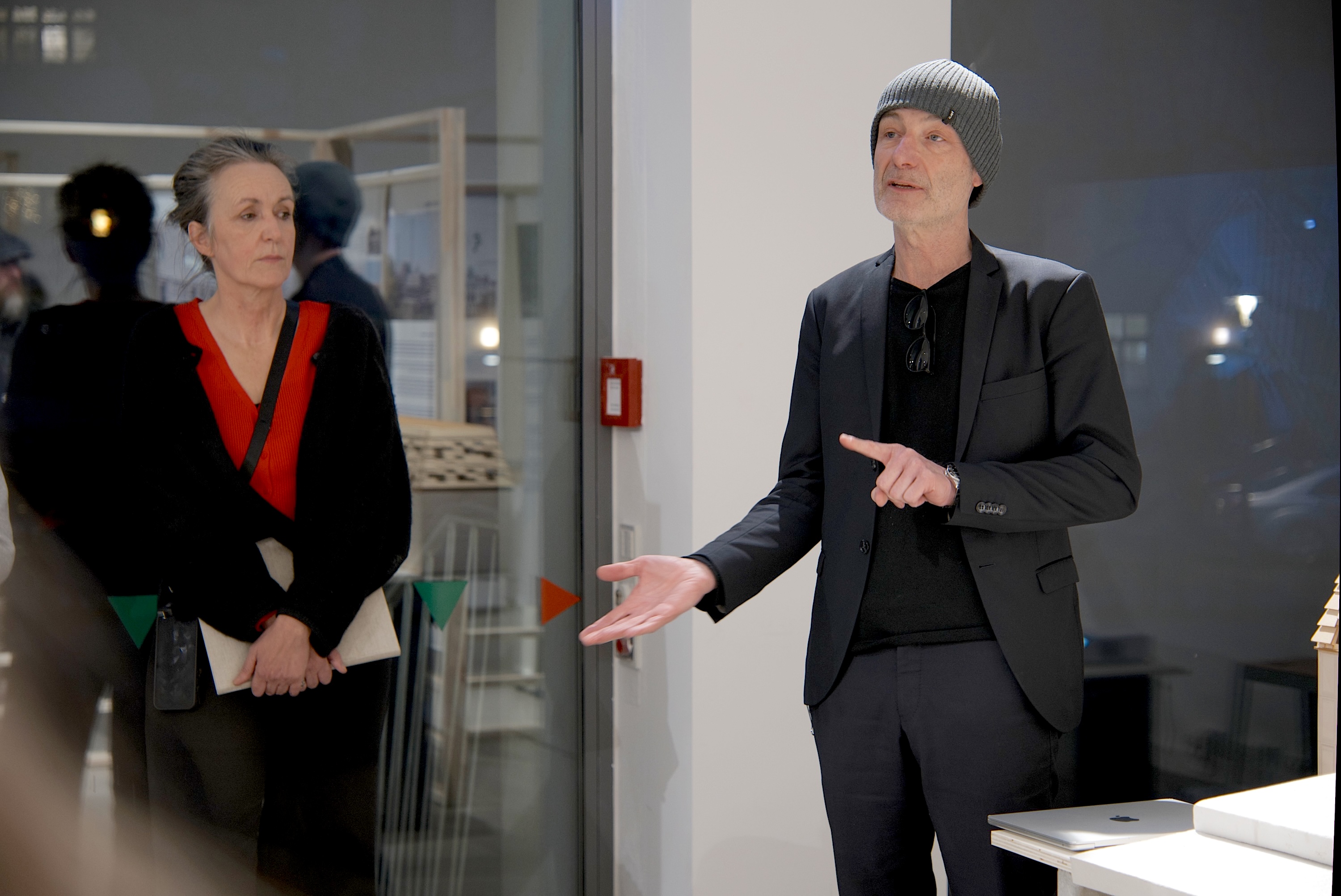 im Ausstellungsraum mit Almut Grüntuch Ernst (Grüntuch Ernst Architekten) und Ralf Petersen (PetersenArchitekten, re.), die über das Projekt Wilmina bzw. über die "Spreestudios" sprachen.