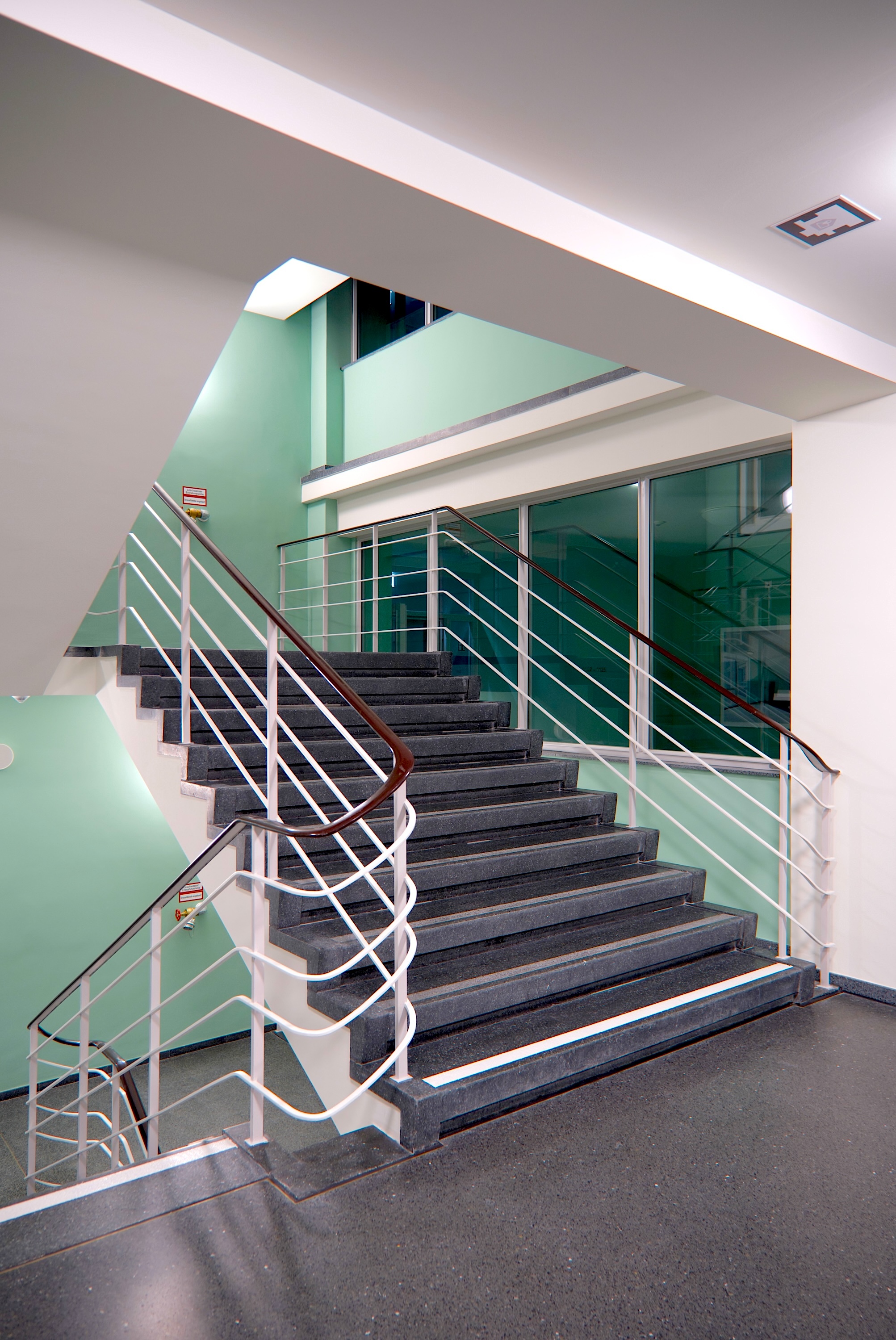 durch den Dienstsitz der SenStadt waren Teil des Rahmenprogramms zu "Bestehendes bewahren. Neues schaffen. Umbaukultur in Berlin". Die Architektin Alin Schwarzkopf begleitete federführend über 10 Jahre die denkmalgerechte Sanierung des Gebäudes in der Württembergischen Straße 6. Sie führte durch das Haus und berichtete über Historie und Wandlung des Komplexes.