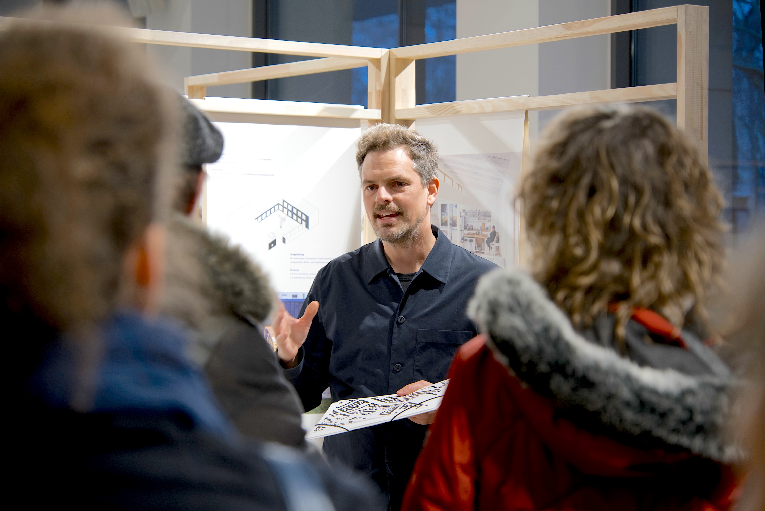 im Ausstellungsraum mit Carlos Alarcón Allen (ALAS – Alarcón Linde Architects, Berlin) und dem Projekt "Alte Schlosserei".