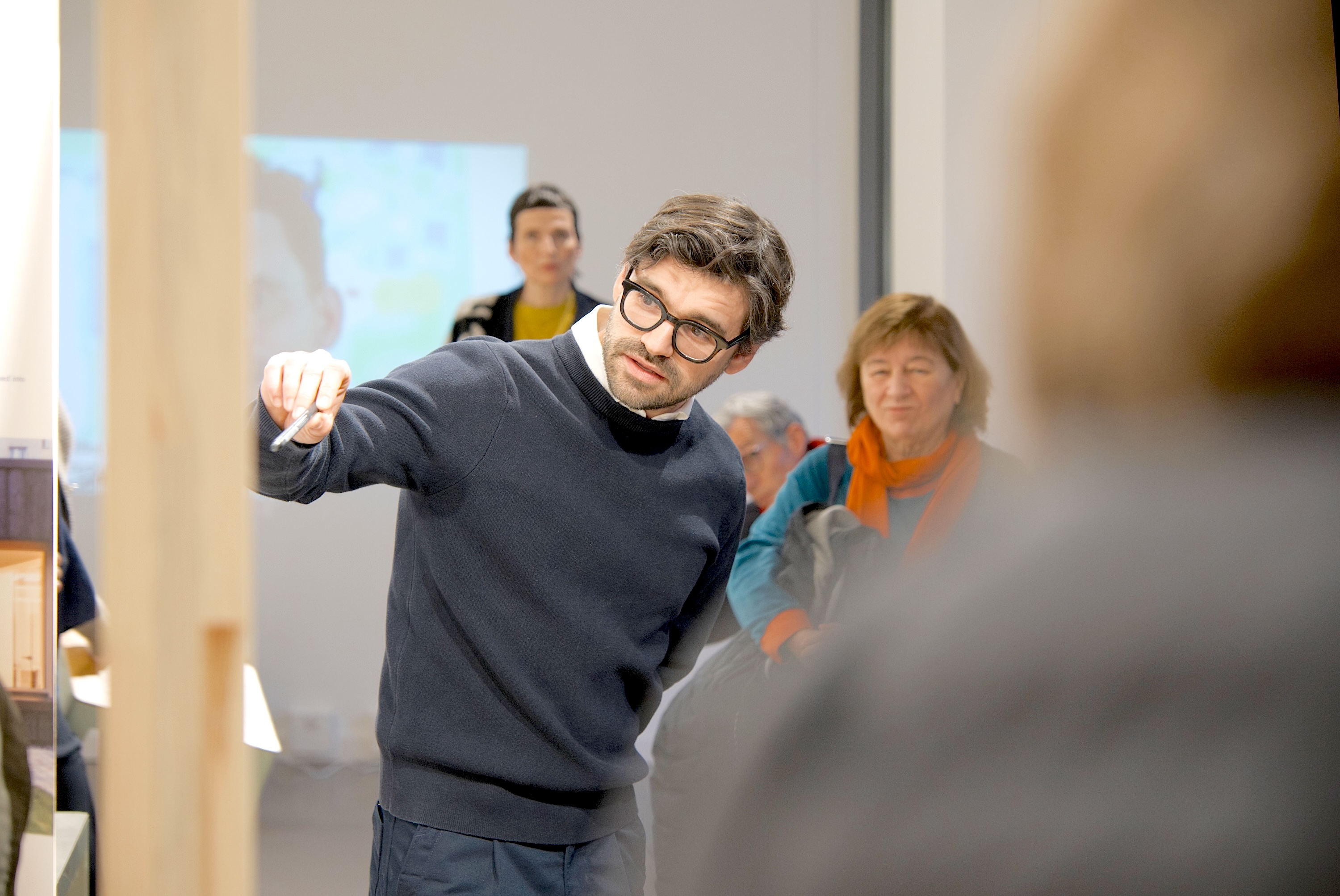 im Ausstellungsraum mit Marin Balabanov (roedig.schop architekten, Berlin) mit dem Projekt Wohnhof Rummelsburg.