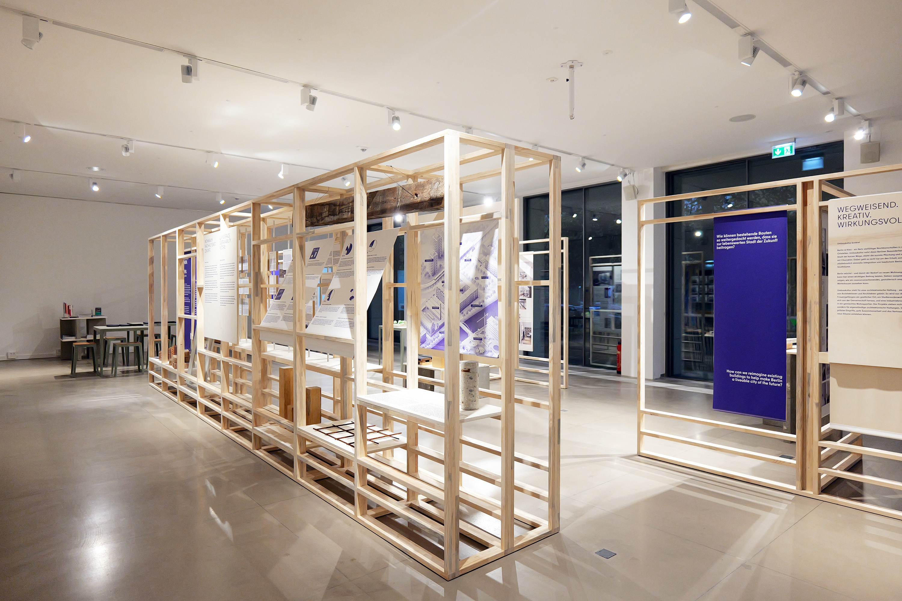 Zentrales Motiv der Ausstellungsgestaltung ist ihr Werkstattcharakter und das Zusammenspiel von Holz, Betonelementen, Bannern, Panels und Video sowie einer Mitmachstation für alle Interessierten und Gäste.