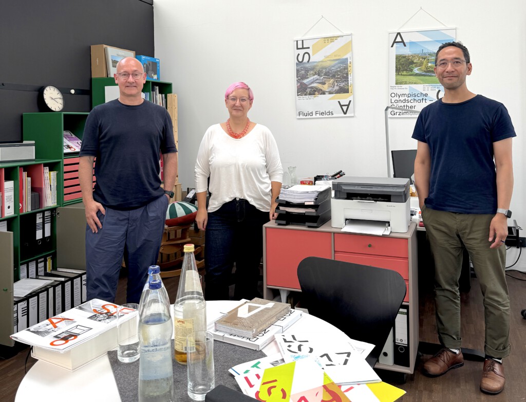 THE LINK-Gründer Hendrik Bohle und Jan Dimog mit Stefanie Lampe, der Leitung des ASF e.V.