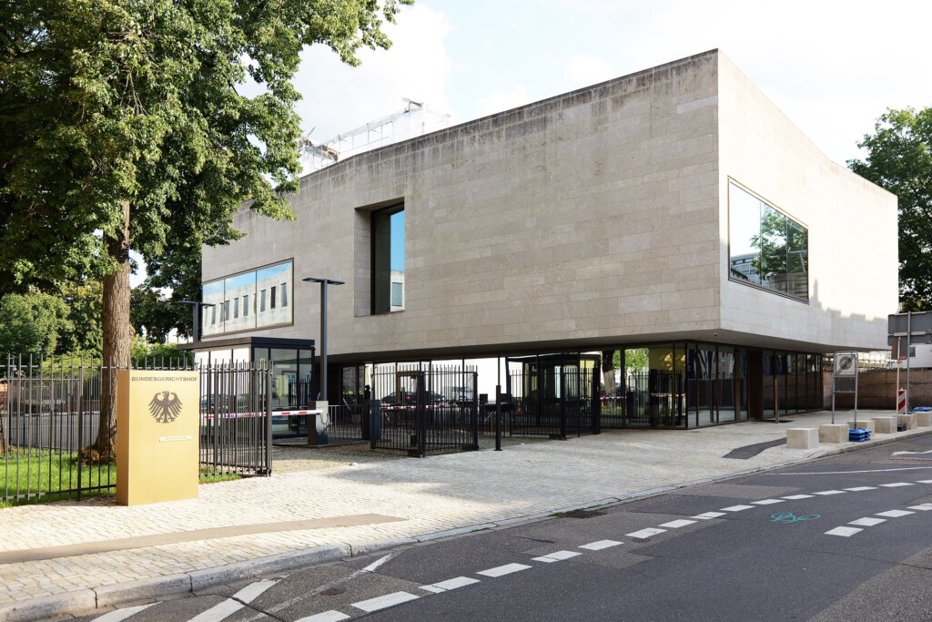Das neue Empfangsgebäude ersetzt das frühere Kontrollhaus; Architekten: Harter + Kanzler (Freiburg). Ein plastischer Naturstein-Kubus mit eingezogenem, verglastem Sockel bringt Zugang, Sicherheit und Öffentlichkeit zusammen; Kosten ca. 4,9 Mio. €. Der Saal kragt als Vordach aus. 