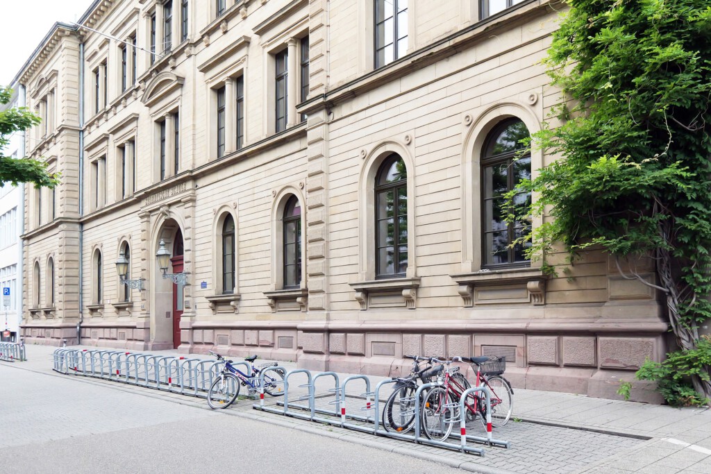 Karlsruhe war 1893 (Initiative Hedwig Kettler) Standort des ersten deutschen Mädchengymnasiums. Das heutige Fichte-Gymnasium residiert in einem von 1908 bis 1910 errichteten Schulbau (Curjel & Moser). Bildung als Voraussetzung demokratischer Teilhabe – hier hat Karlsruhe frühe Geschichte geschrieben.
