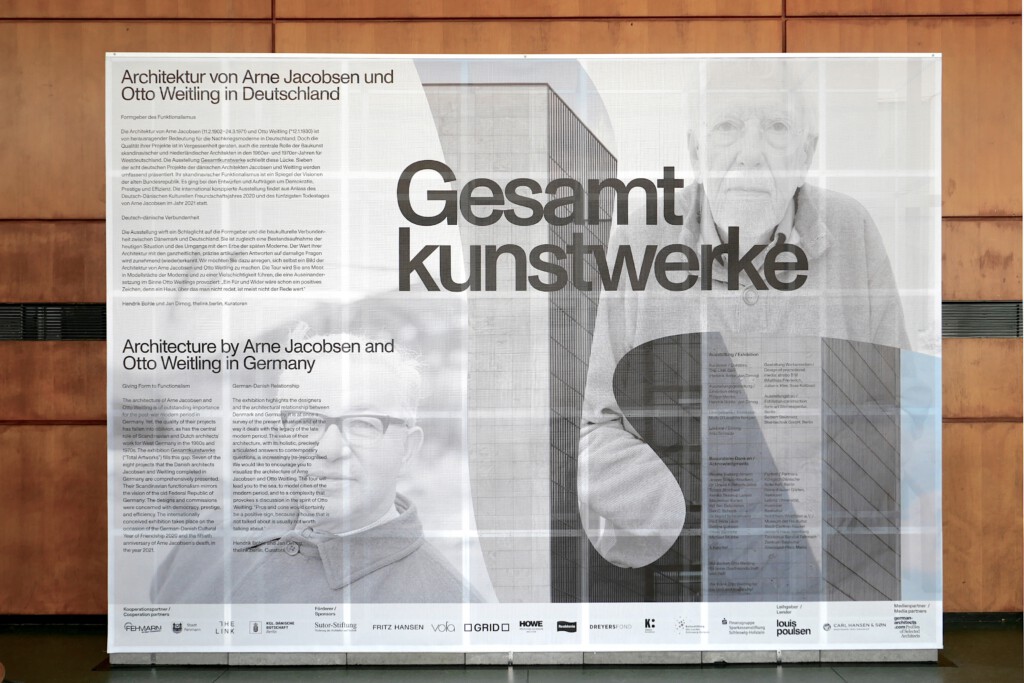 Im Haus des Gastes mit der originalen Holzvertäfelung im Eingangsbereich