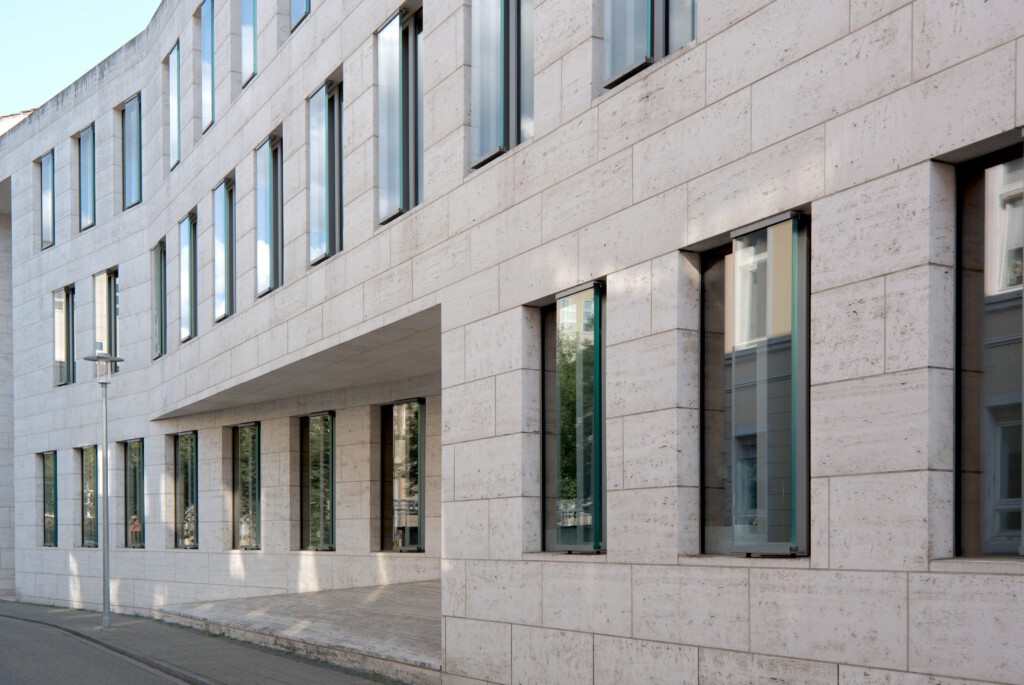 Das Nordgebäude des BGH wurde 2000 begonnen und 2003 bezogen; geplant von Dohle & Lohse (Braunschweig). Es bündelt u. a. sechs Zivilsenate, zwei Sitzungssäle, Pressestelle und Bibliothek und erweitert das historische Ensemble funktional und leise sichtbar. Demokratische Arbeit braucht Arbeitsräume – das Nordgebäude liefert die Infrastruktur dafür.