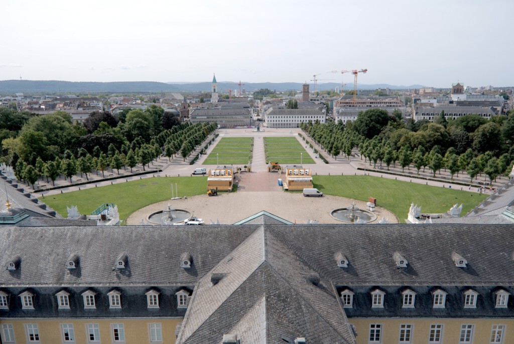 Der Stadtgrundriss: die Fächerform. Vom Schlossturm aus lesbar wie ein Diagramm.