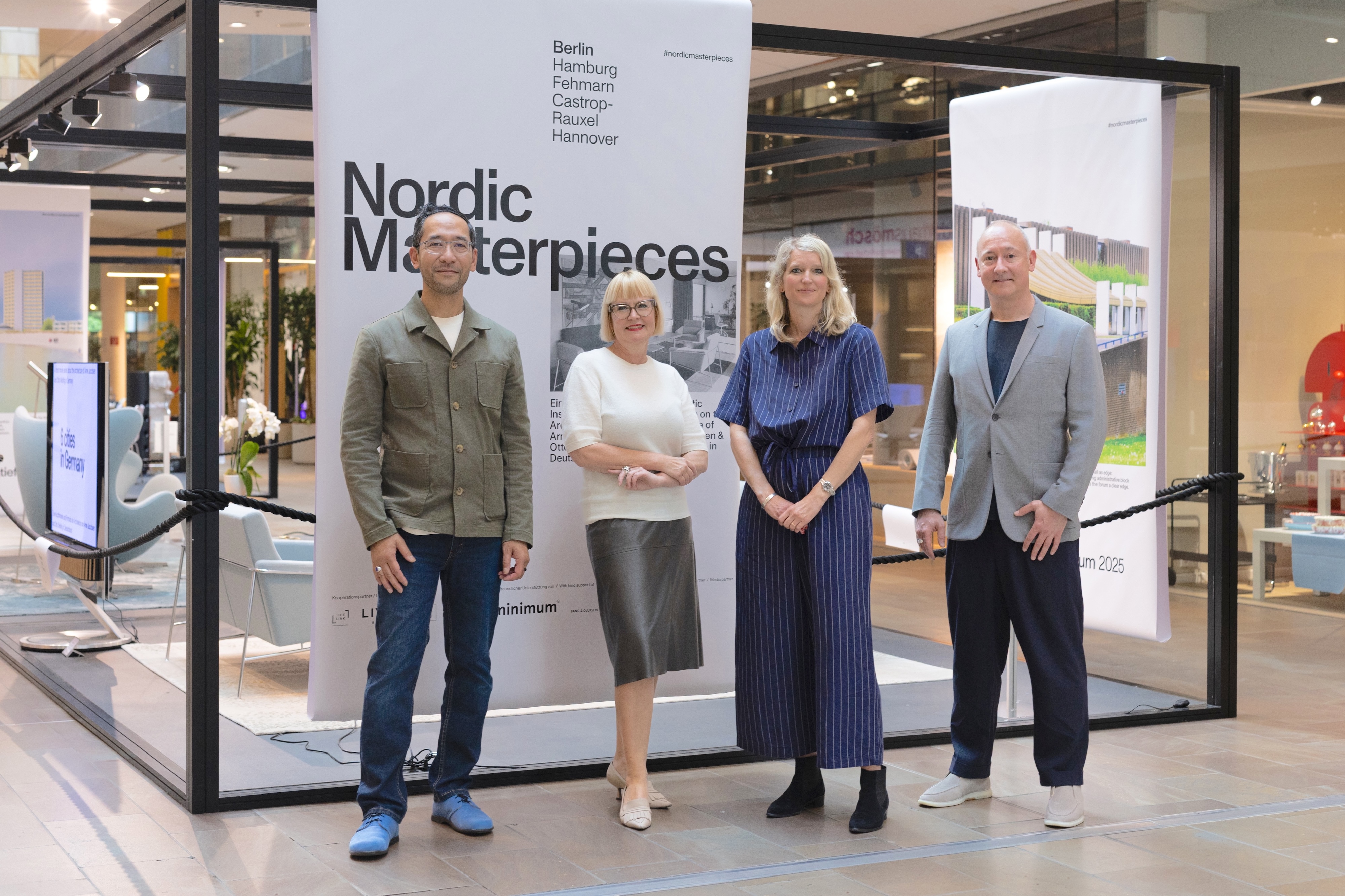 Caroline Nagel (2. von re.), Stephanie Salziger (2. von li.) sowie die Kuratoren Jan Dimog und Hendrik Bohle vor der filmischen Installation zu Arne Jacobsen und Otto Weitling in Deutschland.