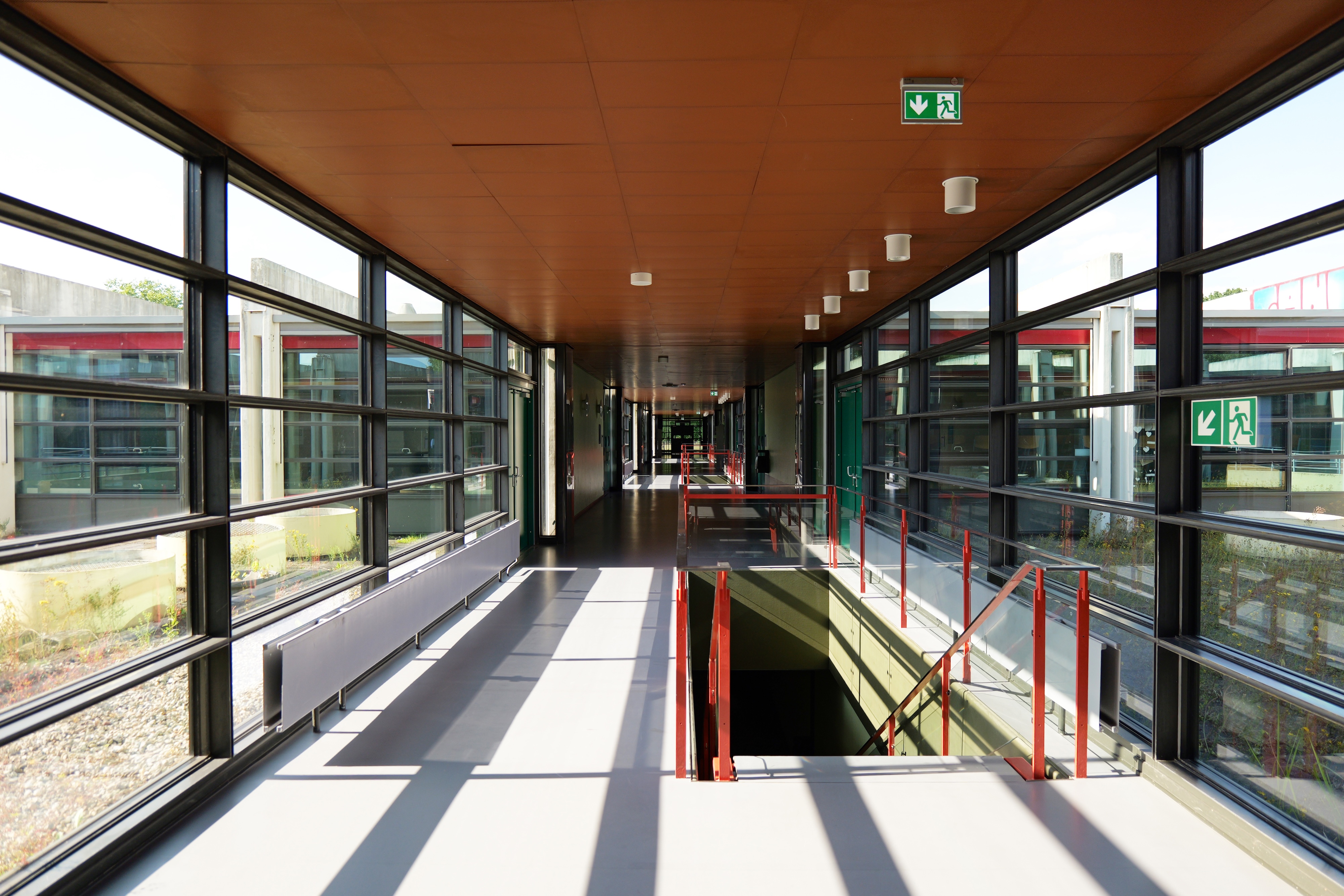 Die Schule wurde 1971 im Hamburger Westen fertiggestellt.