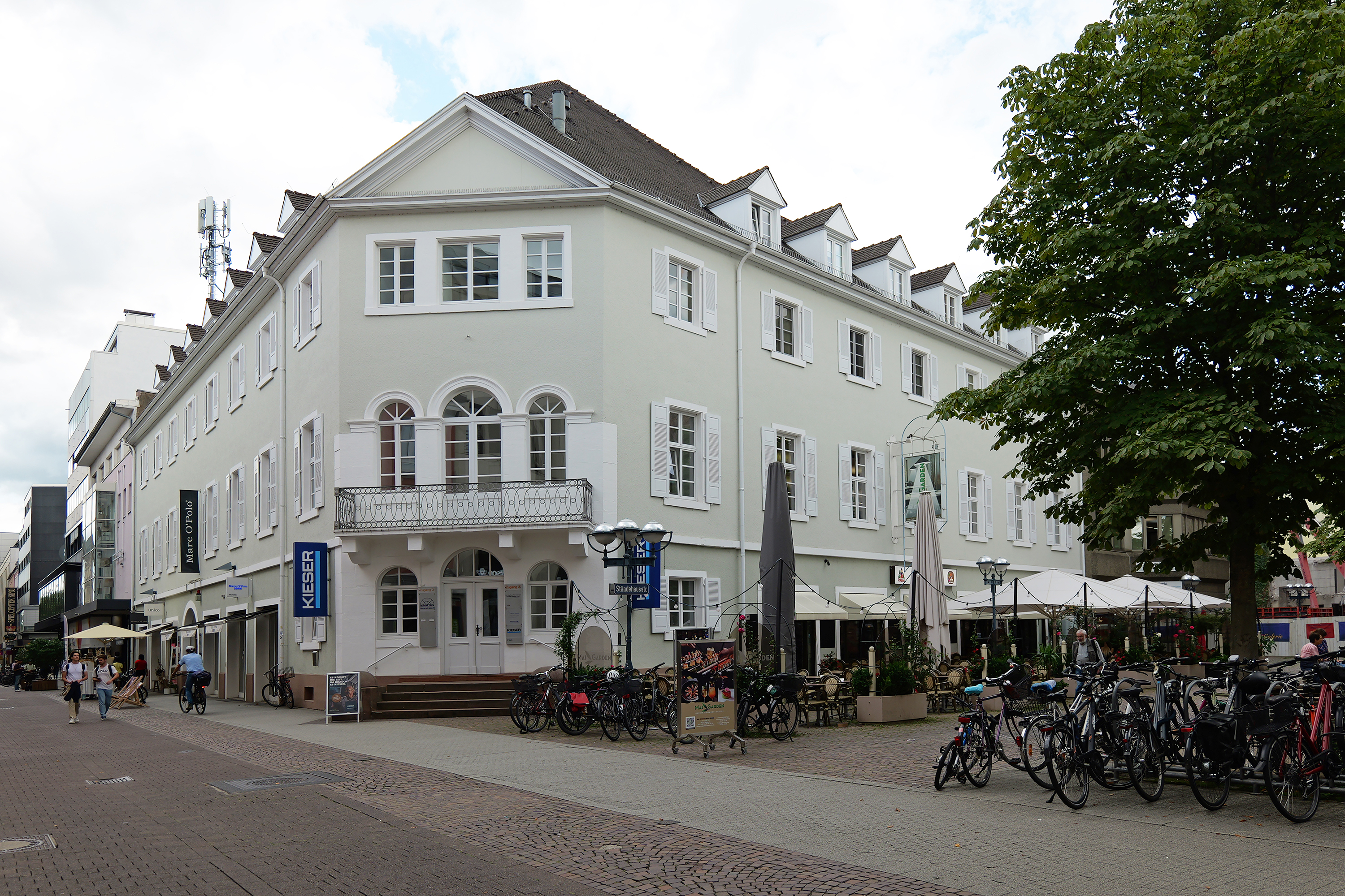 Das Haus Fischer wirkt zurückhaltend, aber genau darin zeigt sich, wie präzise Weinbrenner das Bürgerhaus fasste.