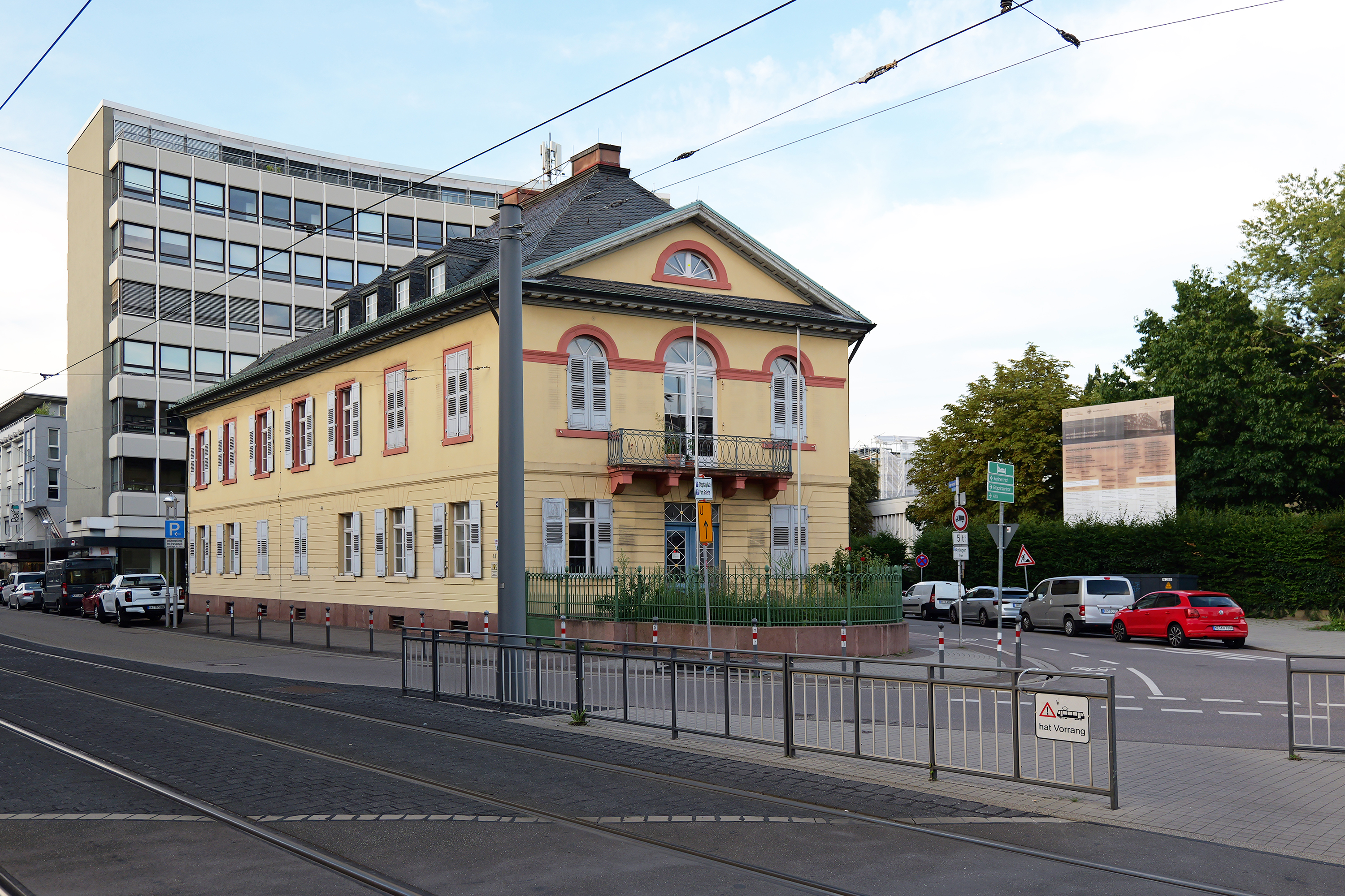 Am Haus Weltzien lässt sich ablesen, wie sich klassisches Bauen in Karlsruhe nicht nur in Solitären, sondern auch im Stadtgefüge behauptet.
