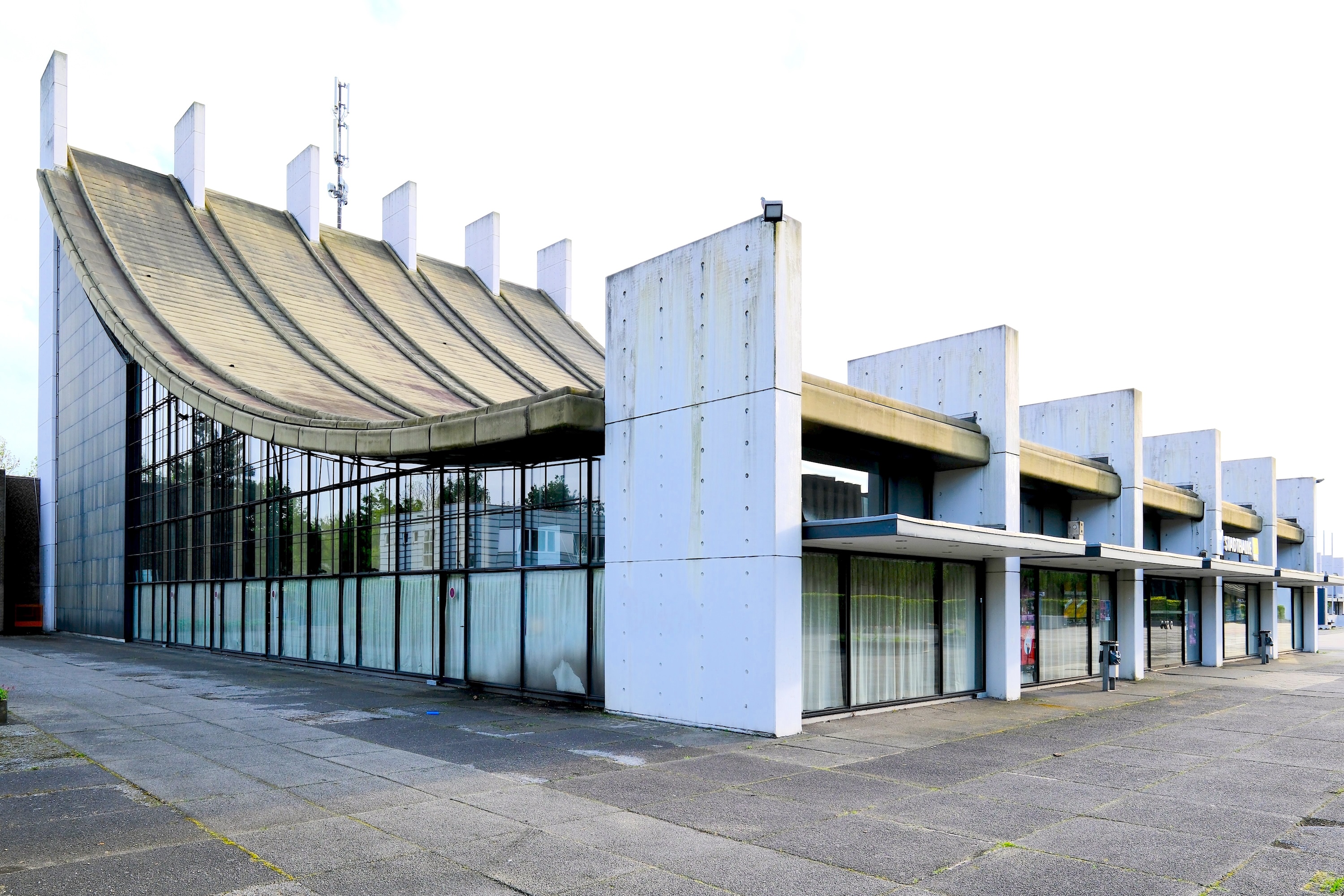 Nach dem Tod von Arne Jacobsen 1971 übernahm Otto Weitling die Fertigstellung sowohl des Rathaus Mainz (1973) als auch des Forum Castrop-Rauxel in NRW. Es wurde 1976 komplettiert. 