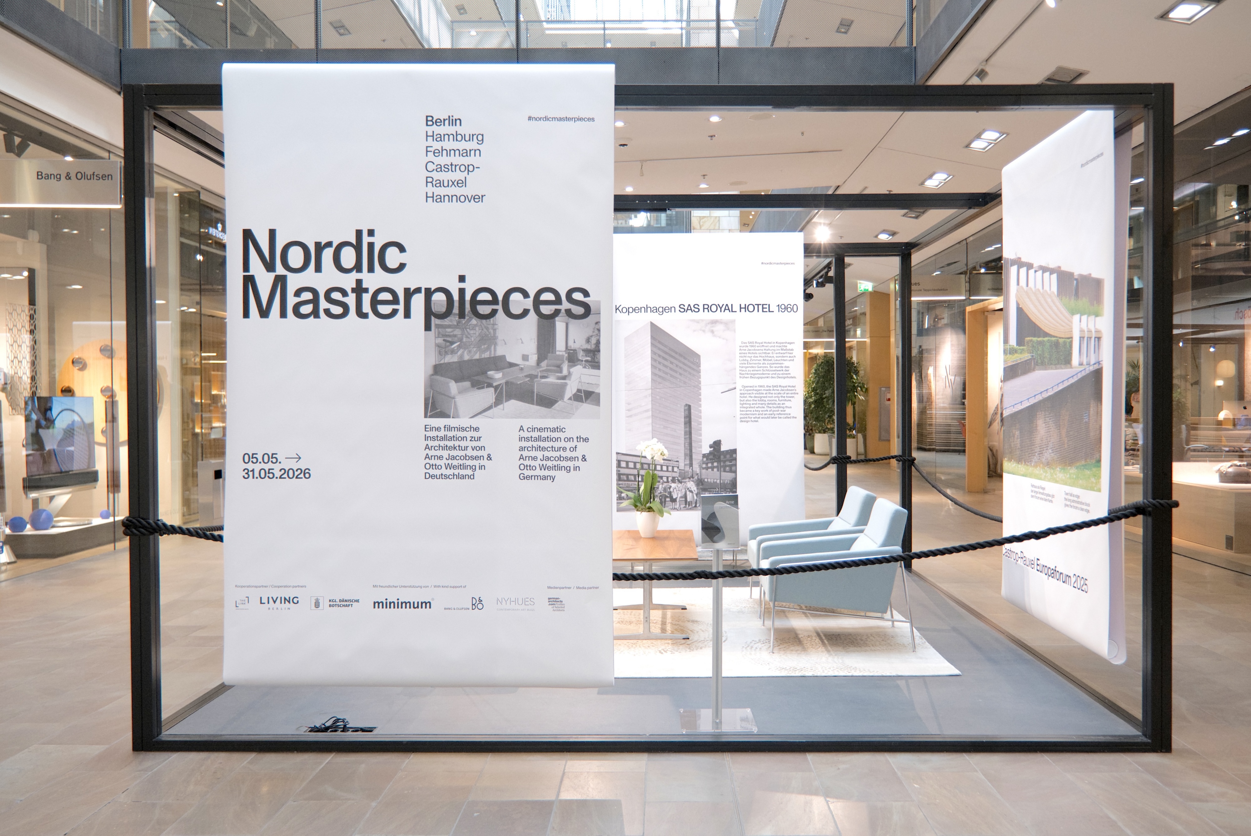 Offene Kuben, Banner, Monitore und Mobiliar sowie Teppiche gliedern die Berliner Station von Nordic Masterpieces im Foyer von LIVING BERLIN.