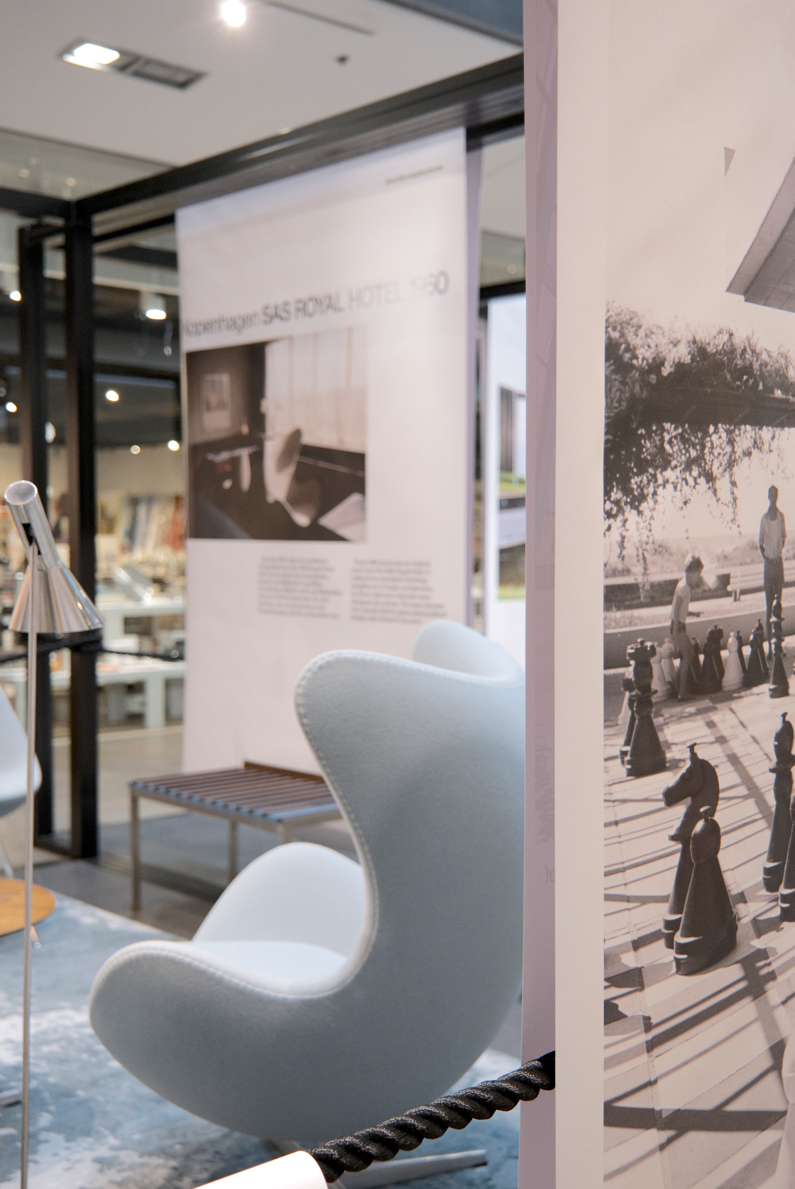 Der abgekordelte SAS-Raum zeigt in Berlin Originalmöbel aus Zimmer 606 des legendären SAS Royal Hotel in Kopenhagen. Das Interieur macht sichtbar, wie Arne Jacobsen Architektur, Möblierung und Atmosphäre als zusammenhängenden Entwurf verstand.