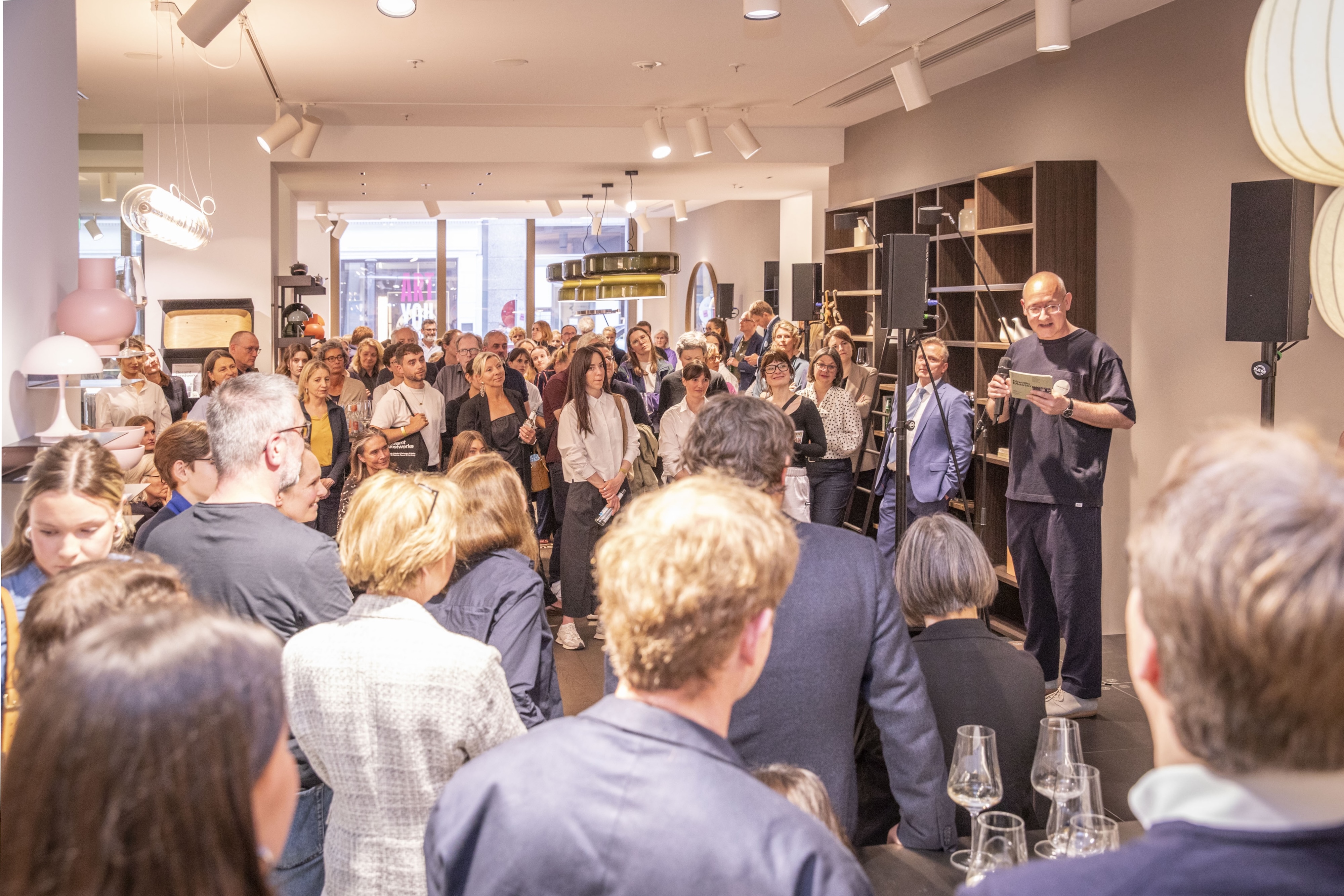 Zur Eröffnung der Hamburger Station kamen Gäste aus Architektur, Design, Kultur, Hochschule und den Partnernetzwerken im gärtner Showroom zusammen.