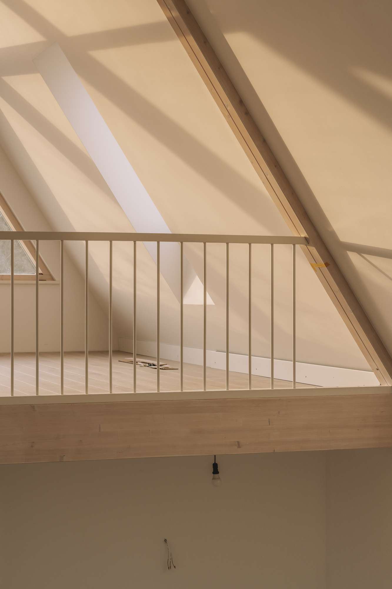 Eine durchgehende Wand gliedert das Haus und trennt die beiden Wohneinheiten. 