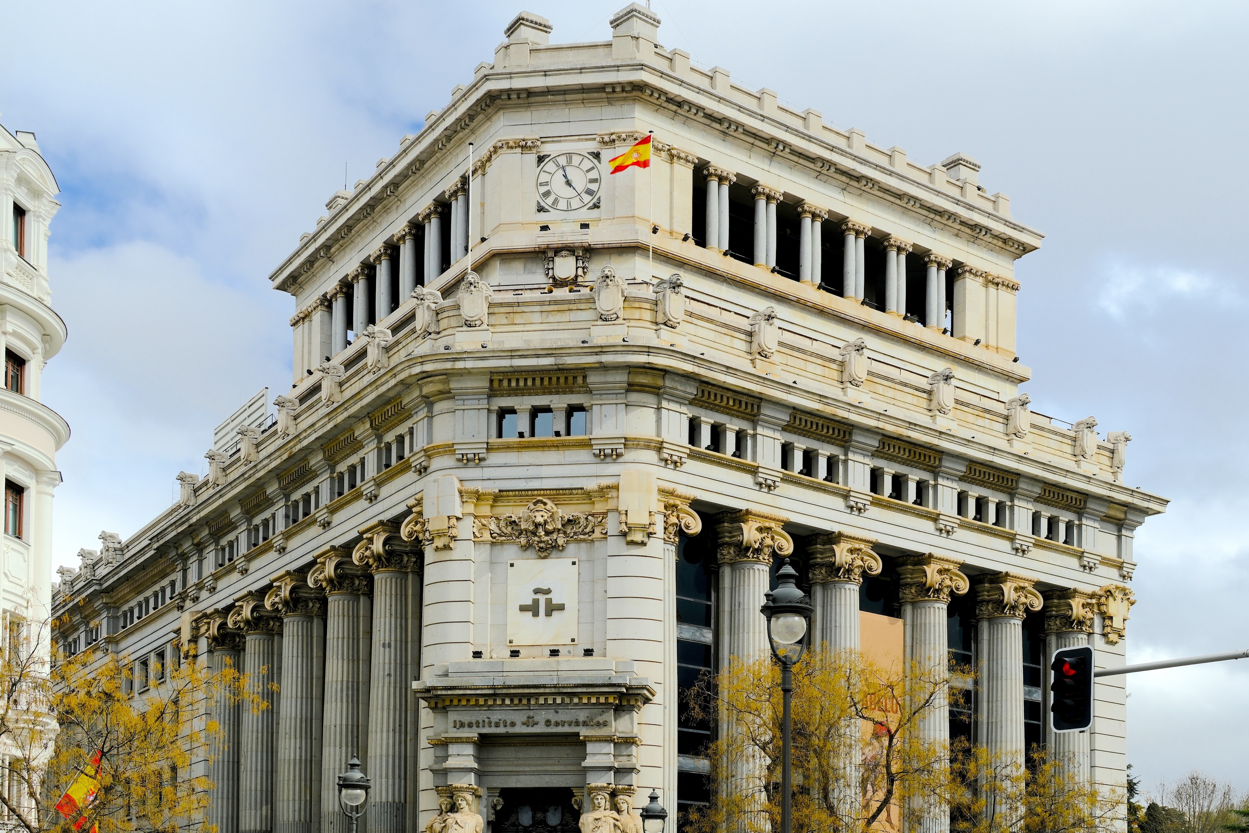 Heute Instituto Cervantes. Antonio Palacios und Joaquín Otamendi; monumentaler Klassizismus mit Dekor nach Vorbildern der Wiener Secession; fertiggestellt 1918.