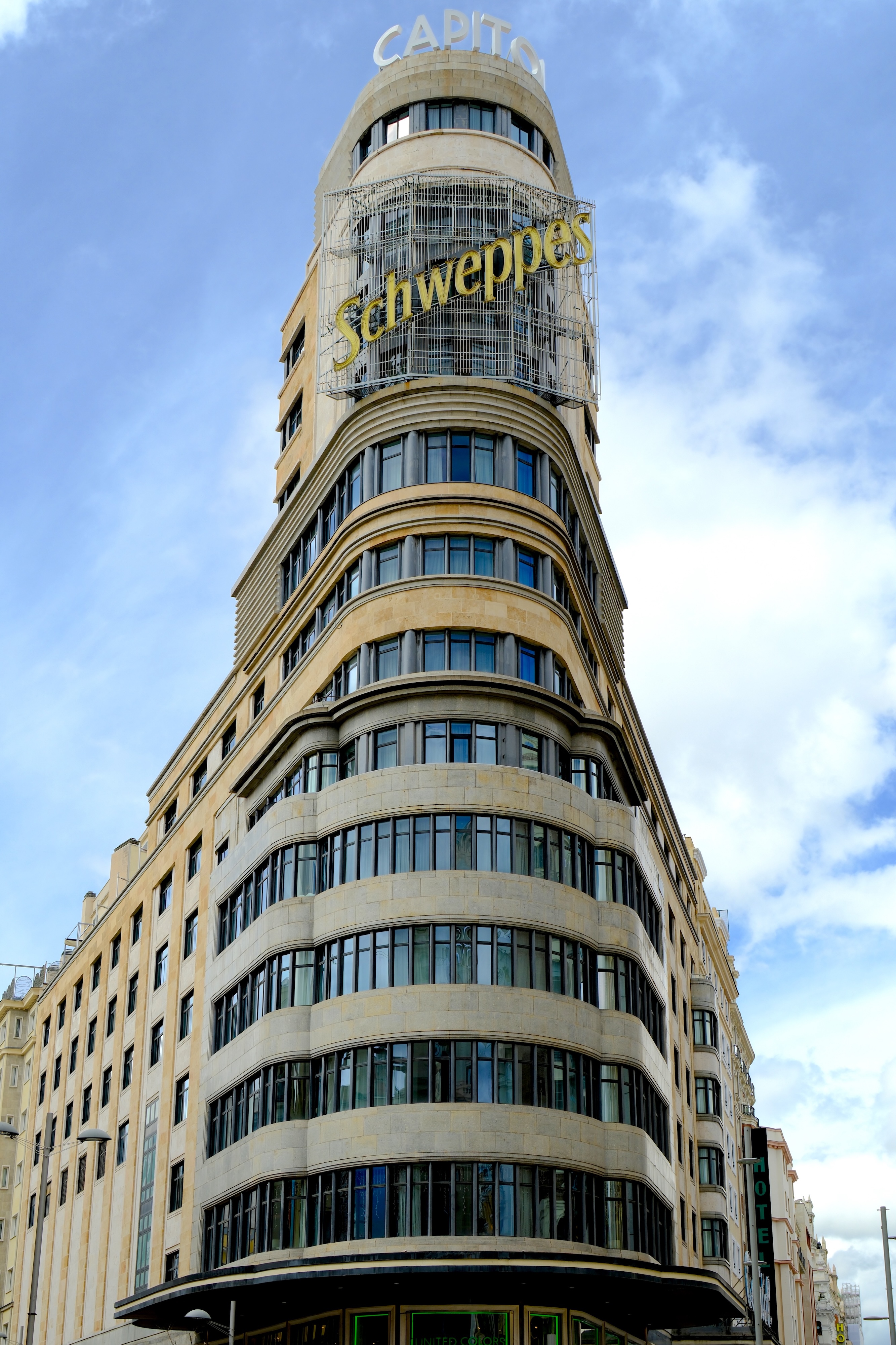 Auch Capitol. Luis Martínez-Feduchi Ruiz und Vicente Eced y Eced; Art déco mit expressionistischer Dynamik und rationalistischer, also funktionsbetonter Gliederung; fertiggestellt 1933.