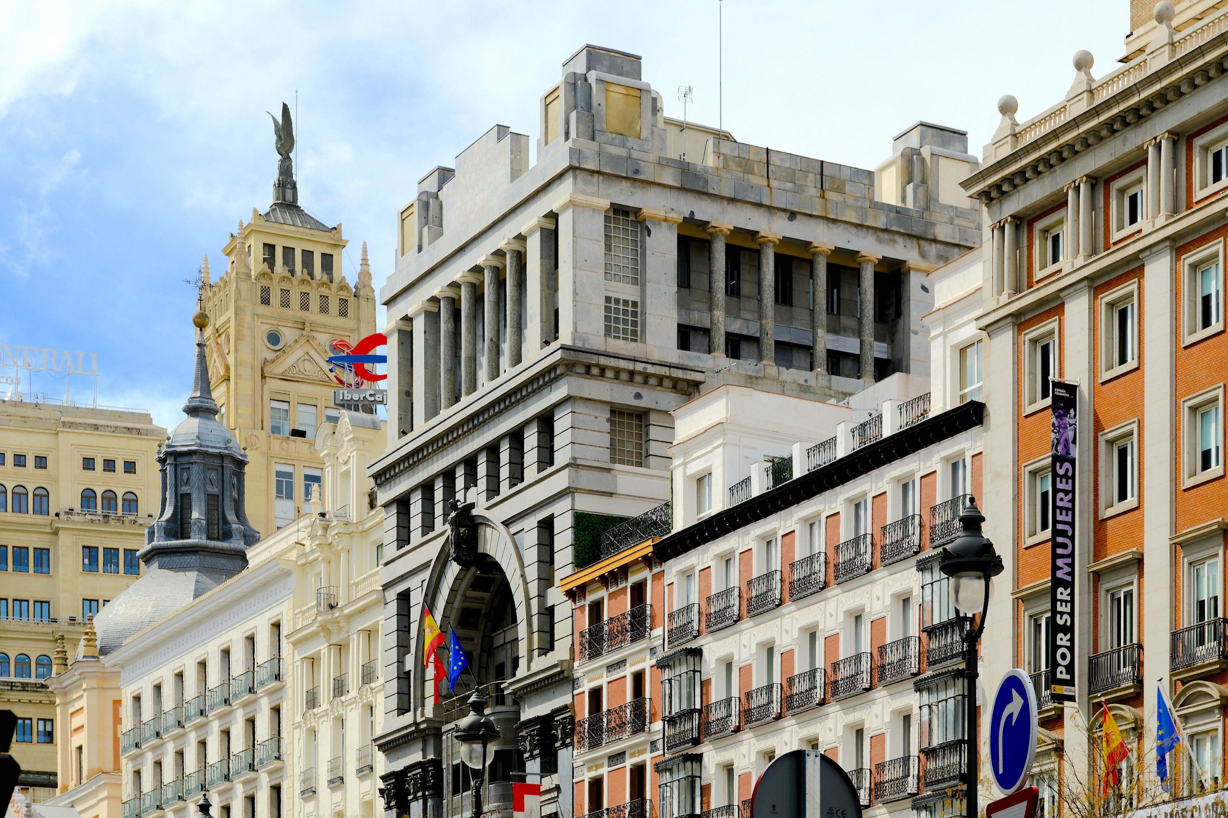Calle de Alcalá mit dem Banco Mercantil e Industrial, heute Sala Alcalá 31, Antonio Palacios; monumentale Moderne mit klassizistischen Bezügen; geplant ab 1932, fertiggestellt 1941.
