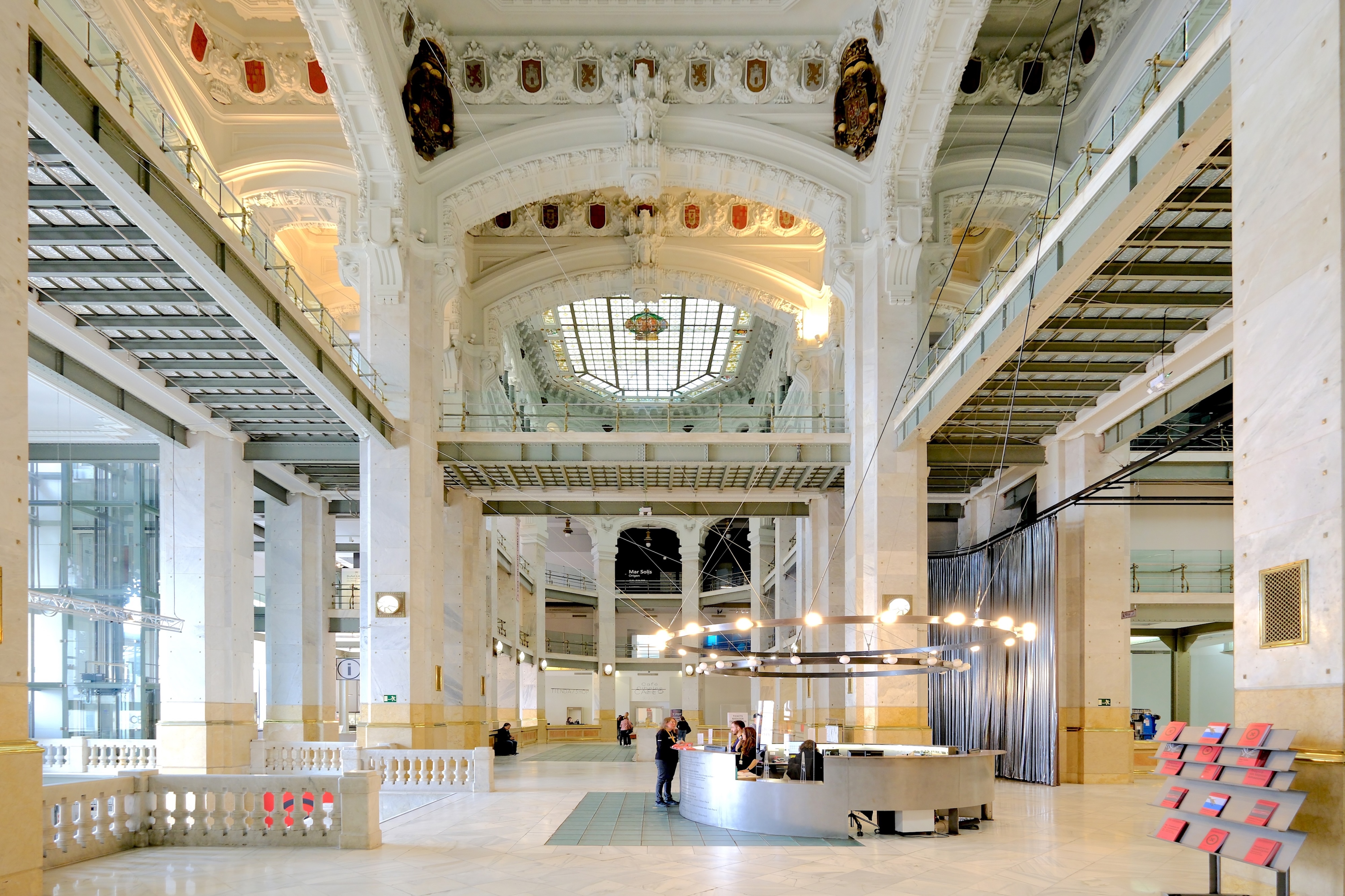 Hauptvestibül des Palacio de Cibeles, Antonio Palacios und Joaquín Otamendi; Eklektizismus in der Halle mit moderner Eisen-Glas-Konstruktion; fertiggestellt 1918.