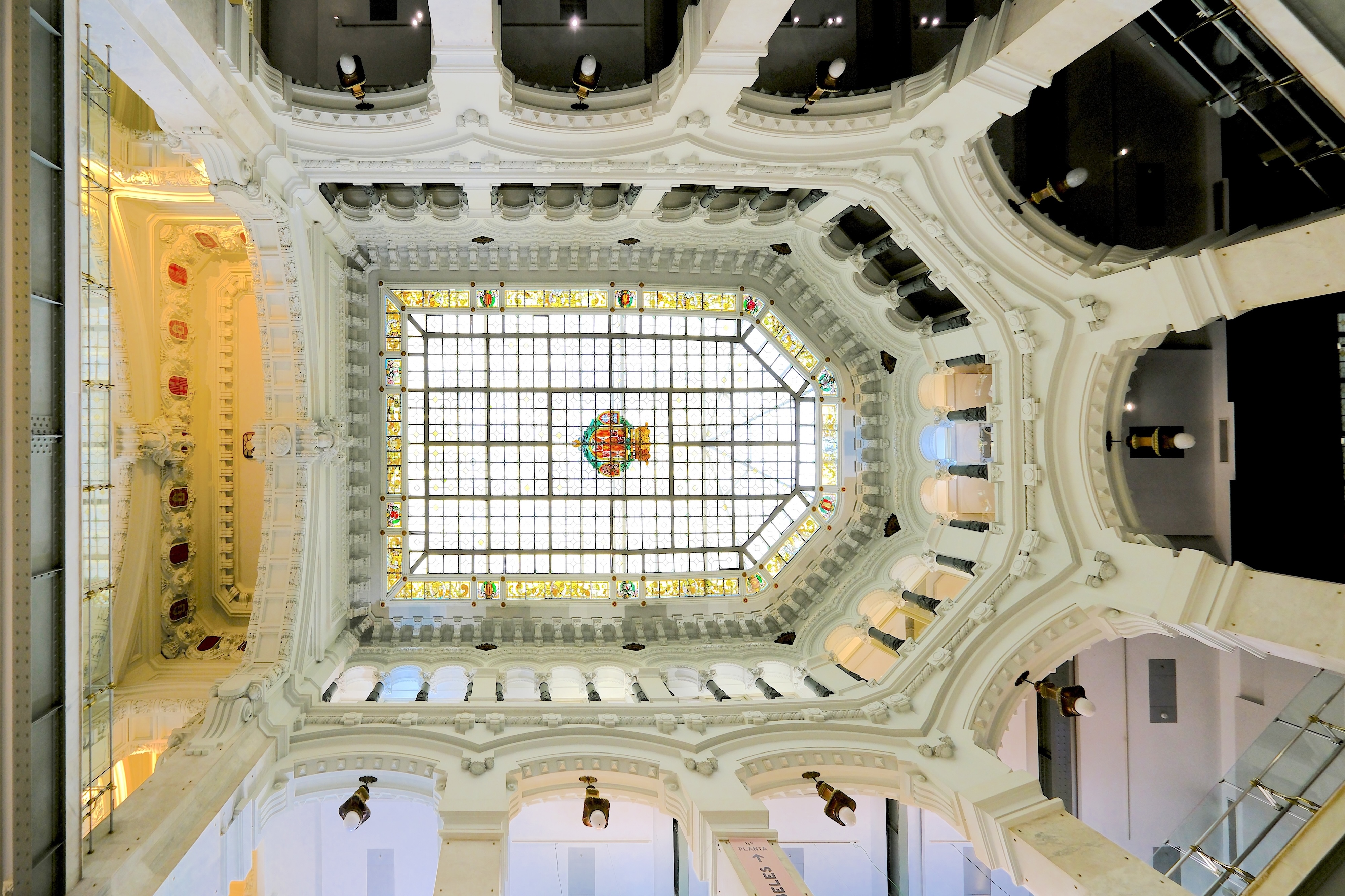 Glasdach über dem Innenraum des Palacio de Cibeles, Antonio Palacios und Joaquín Otamendi; Eklektizismus und moderne Tragwerkskonstruktion; fertiggestellt 1918.