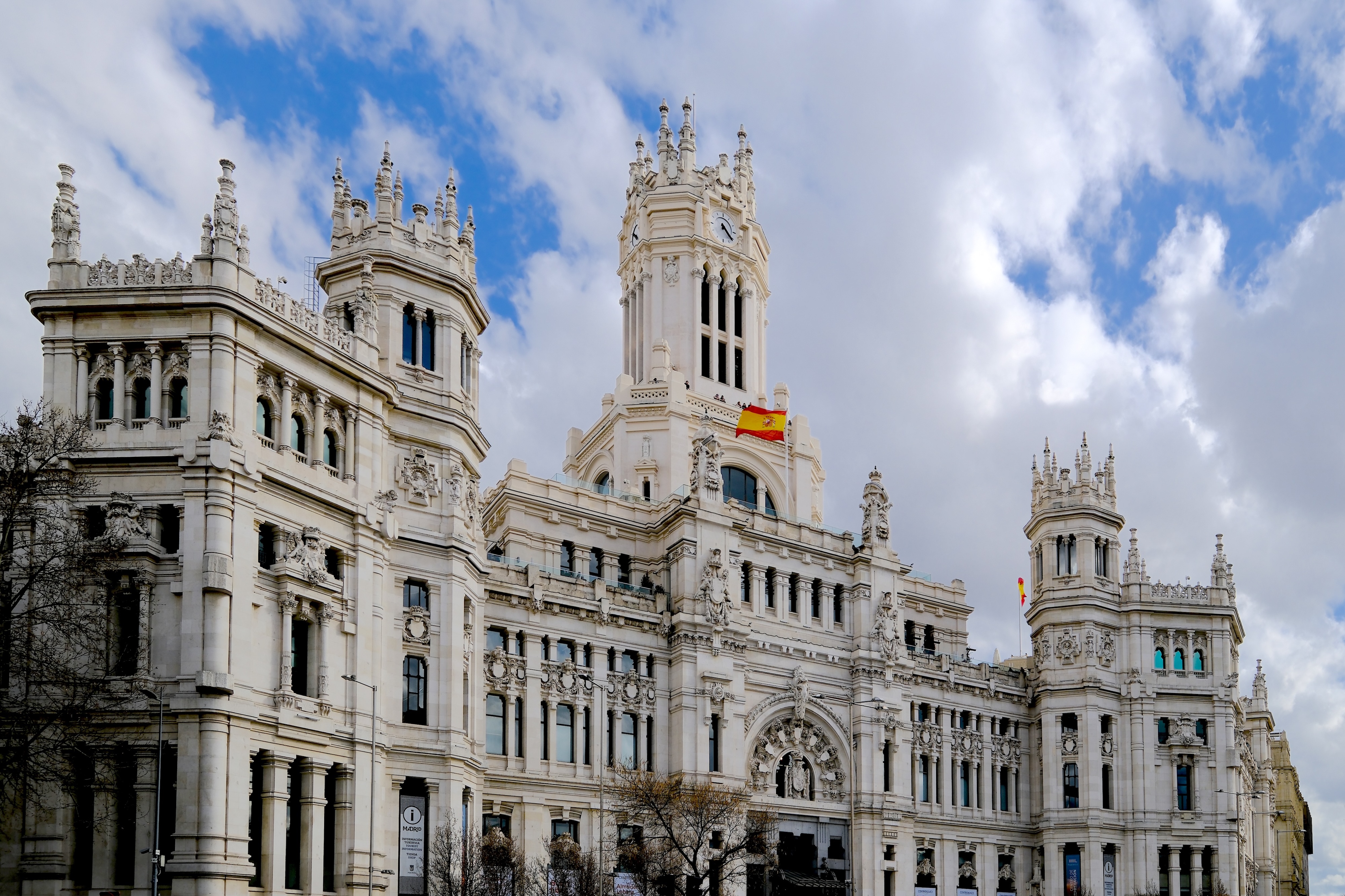 Heute Palacio de Cibeles, Antonio Palacios und Joaquín Otamendi; Eklektizismus – die Verbindung verschiedener Stilquellen – mit neoplateresken Formen der spanischen Renaissance und Dekor der Wiener Secession; fertiggestellt 1918, eröffnet 1919.