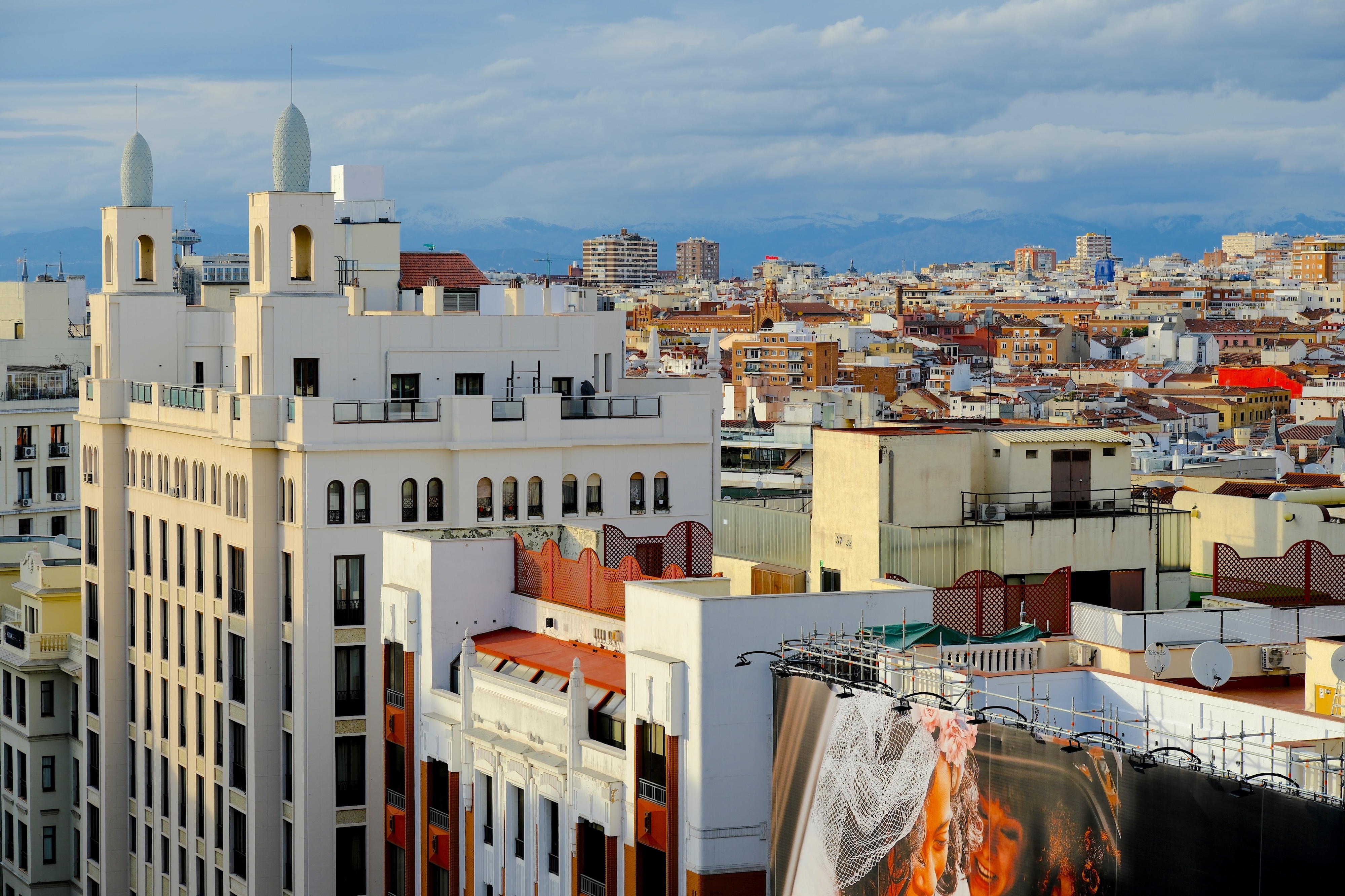 Blick über die Gran Vía mit dem Edificio Rialto, José de Aragón Pradera, José María Mendoza Ussía und Ignacio de Aldama Elorz; Eklektizismus mit orientalisierenden Turmabschlüssen; fertiggestellt 1930.