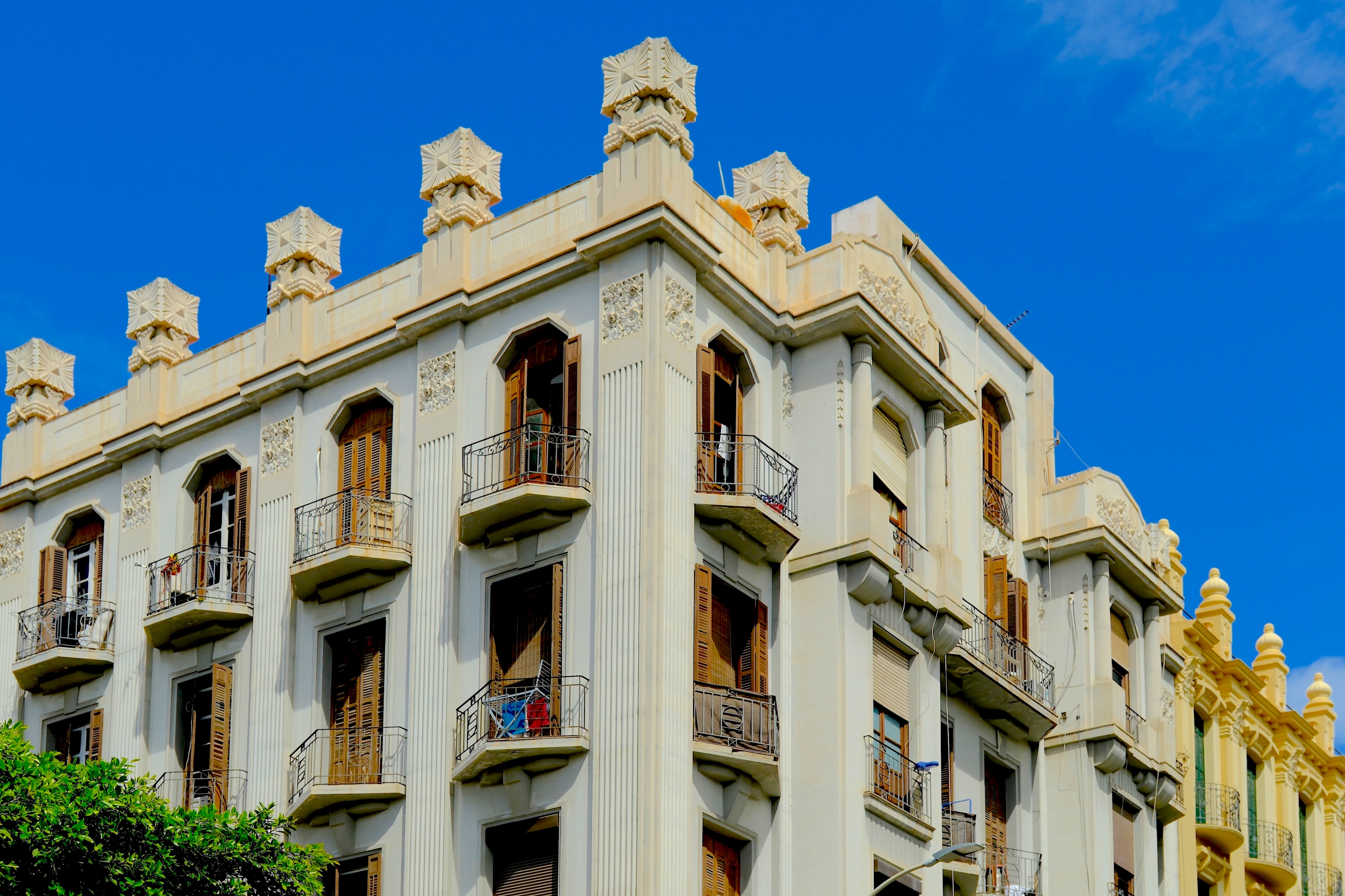 Das Wohnhaus des Architekten mit grau-weißer Fassade, vertikalen Pilastern (Säulenmotiv) und Dachbekrönungen wirkt sachlicher als seine frühen Jugendstilbauten. 
