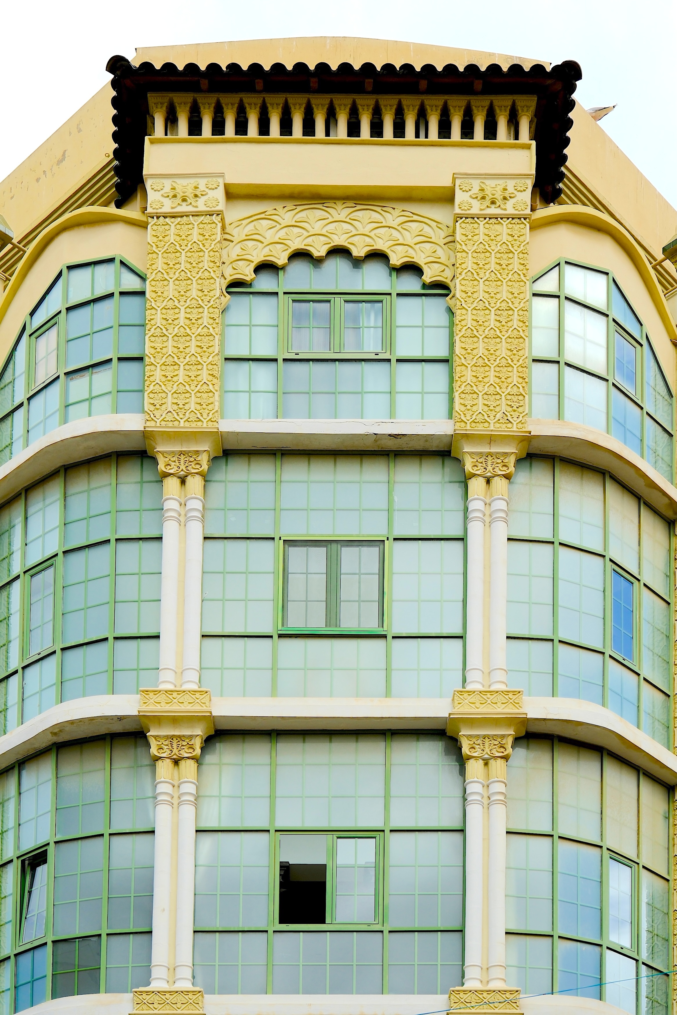 Das ehemalige Gran Hotel Reina Victoria mit den großflächigen Verglasungen und dem abgerundeten Ecken ist ein Beispiel für die Mischung aus Modernismo und neomaurischen Formen.
