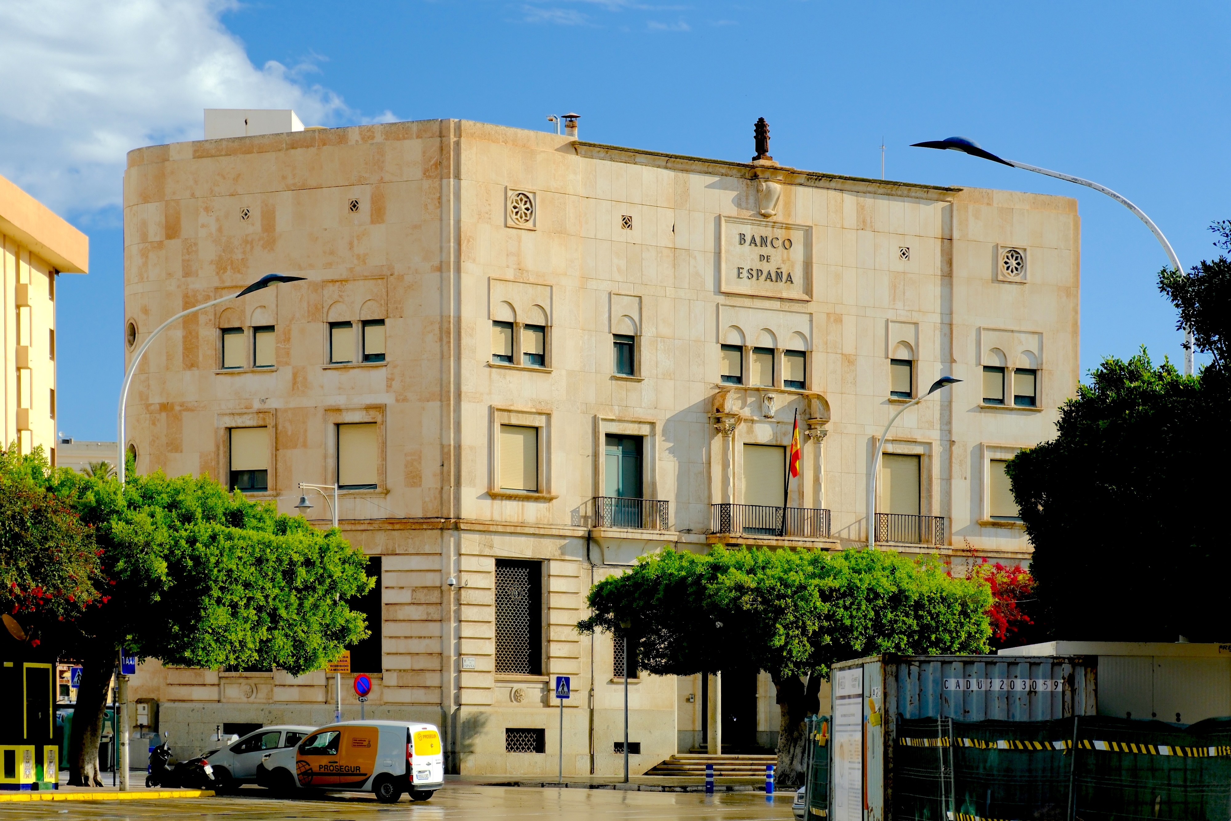 Das Bankgebäude steht für eine klassisch geordnete Architektur der 1930er- und 1940er-Jahre am Plaza de España zwischen der Altstadt und dem Ensanche, der neuen Erweiterung der Stadt.