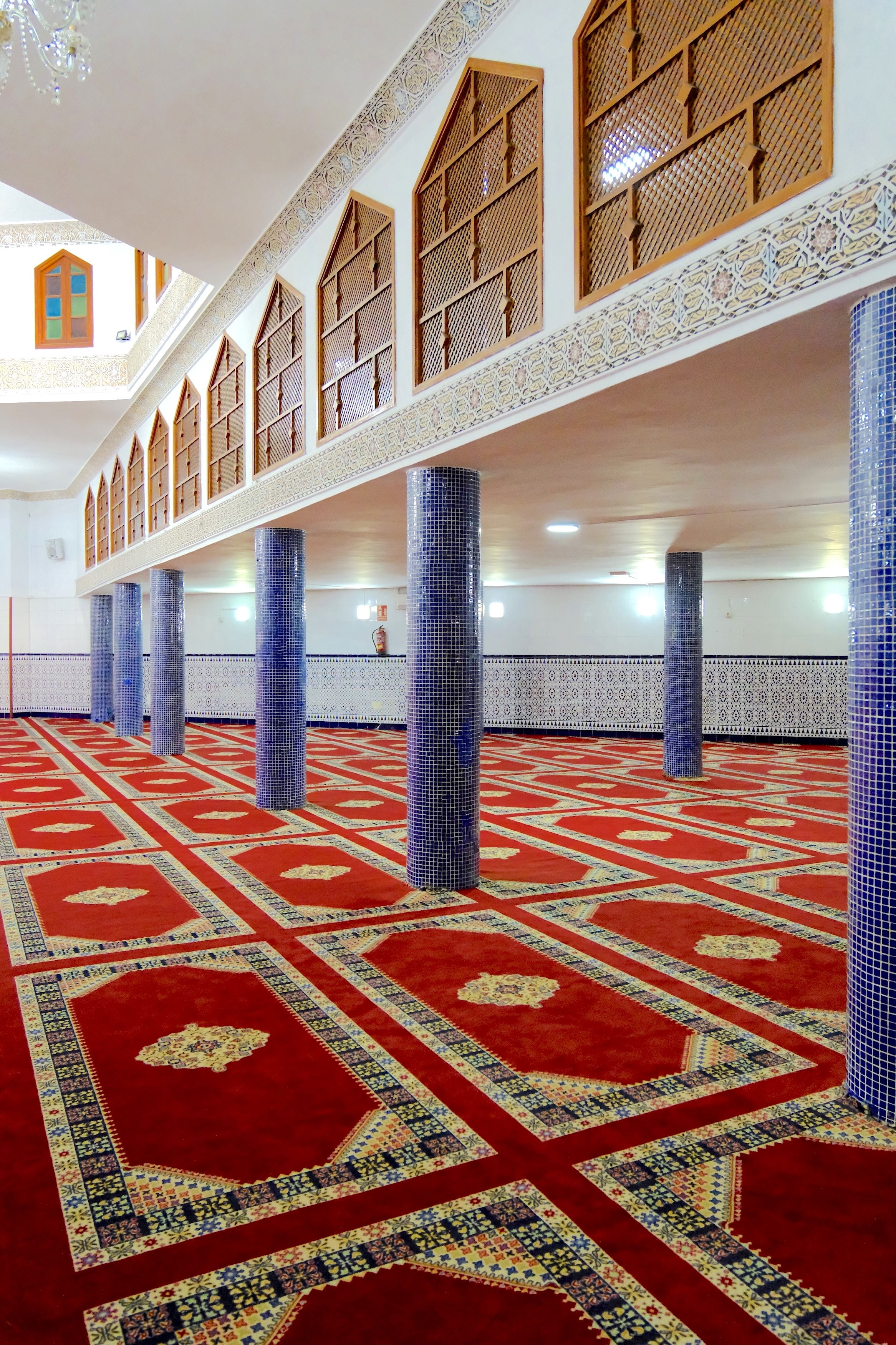 Der Neomudejar-Stil ist eine Rückbesinnung auf die maurisch-islamische Bautradition der Iberischen Halbinsel. Er verwendet Elemente wie Hufeisenbögen, Ziegelornamente, bunte Fliesenmosaike und dekorative Bögen.
