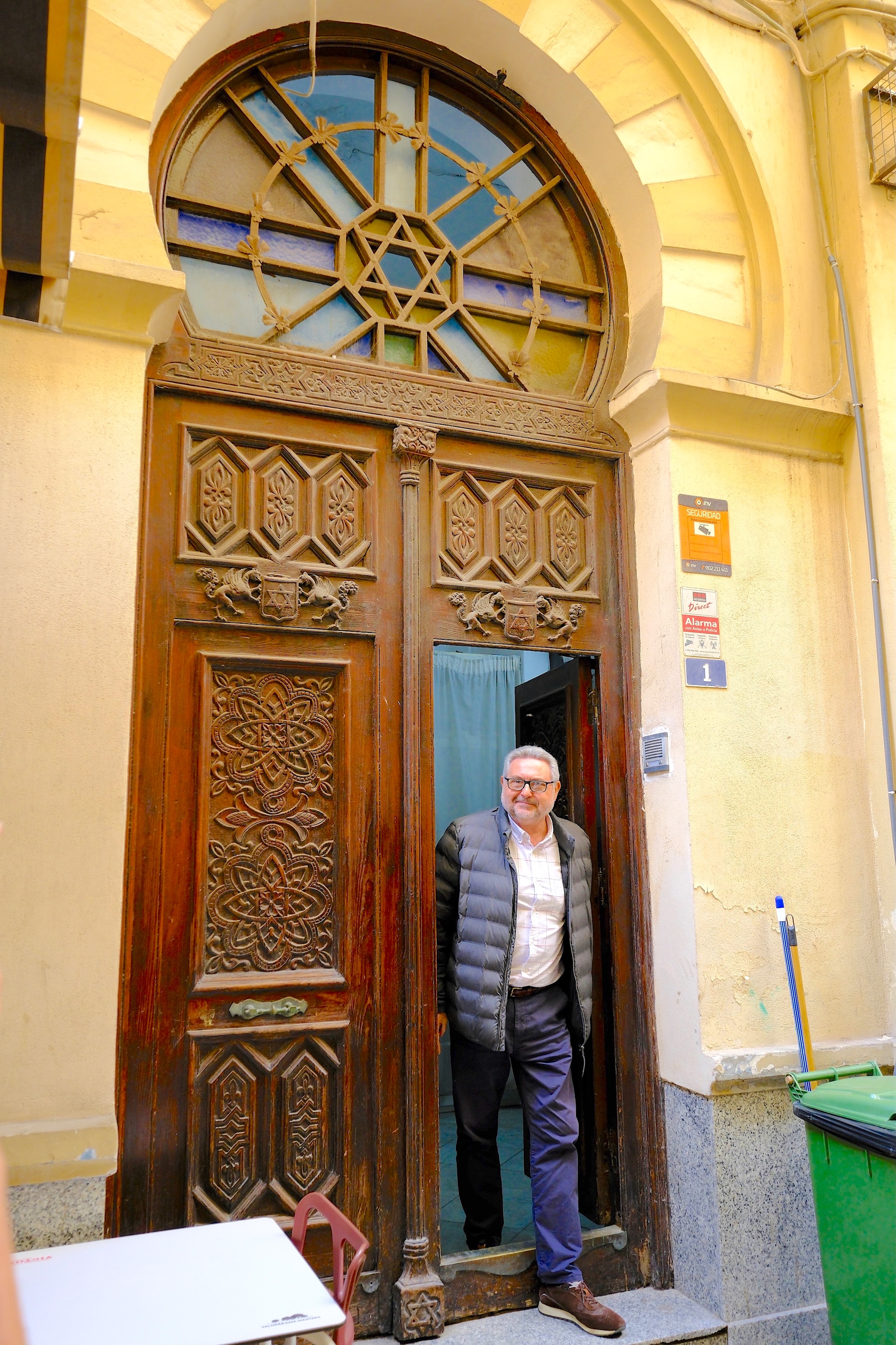 Während der Führung erläutert Moisés Murciano Sultán, Spezialist für das jüdisch-sephardische Erbe in Melilla, die Geschichte, Architektur und religiöse Bedeutung des 1924 von Enrique Nieto entworfenen Gotteshauses.