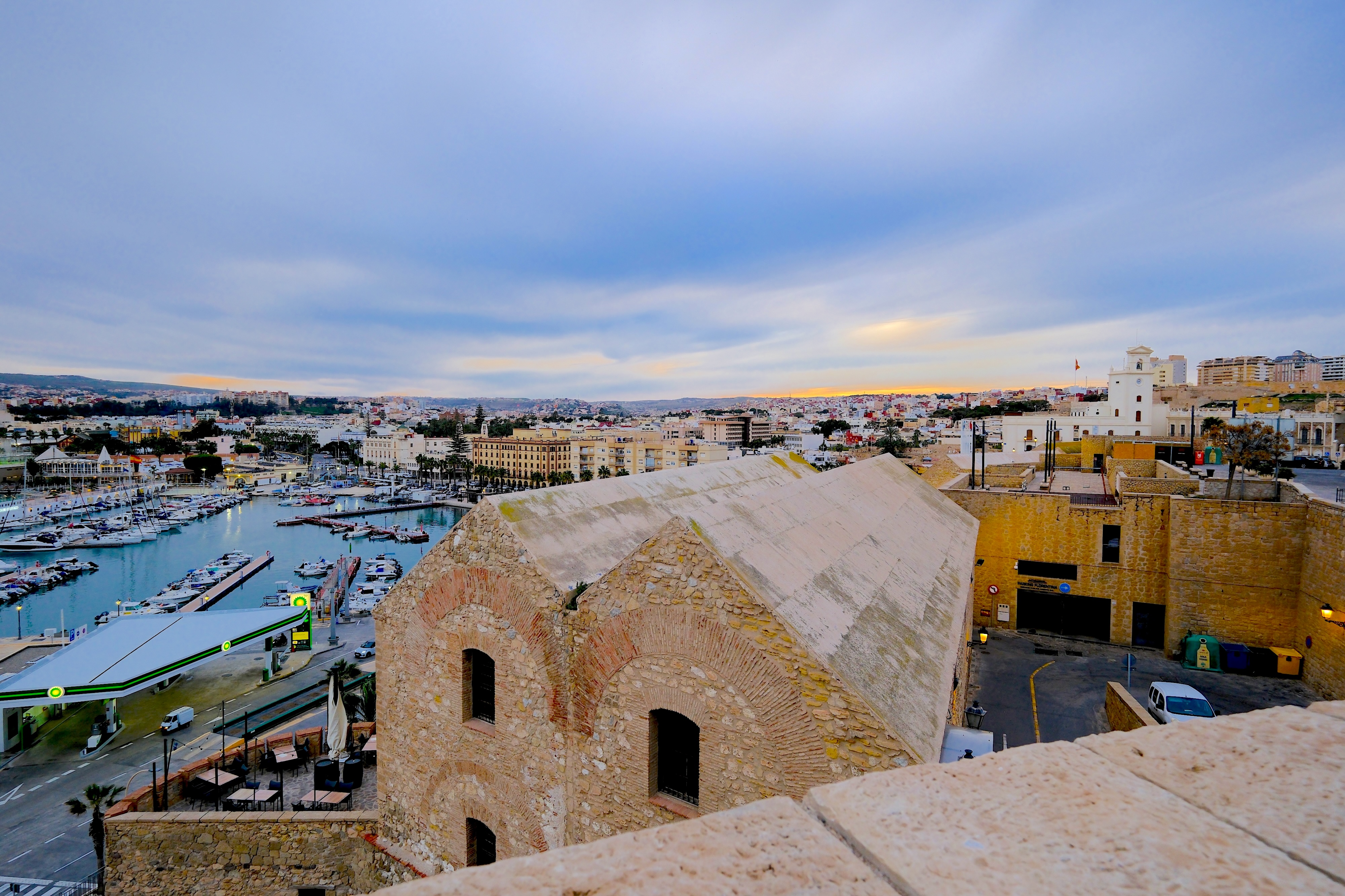 Im Vordergrund ein Teil der Altstadt, dahinter das "neue" Melilla, das ab dem frühen 20. Jahrhundert geplant wurde. 