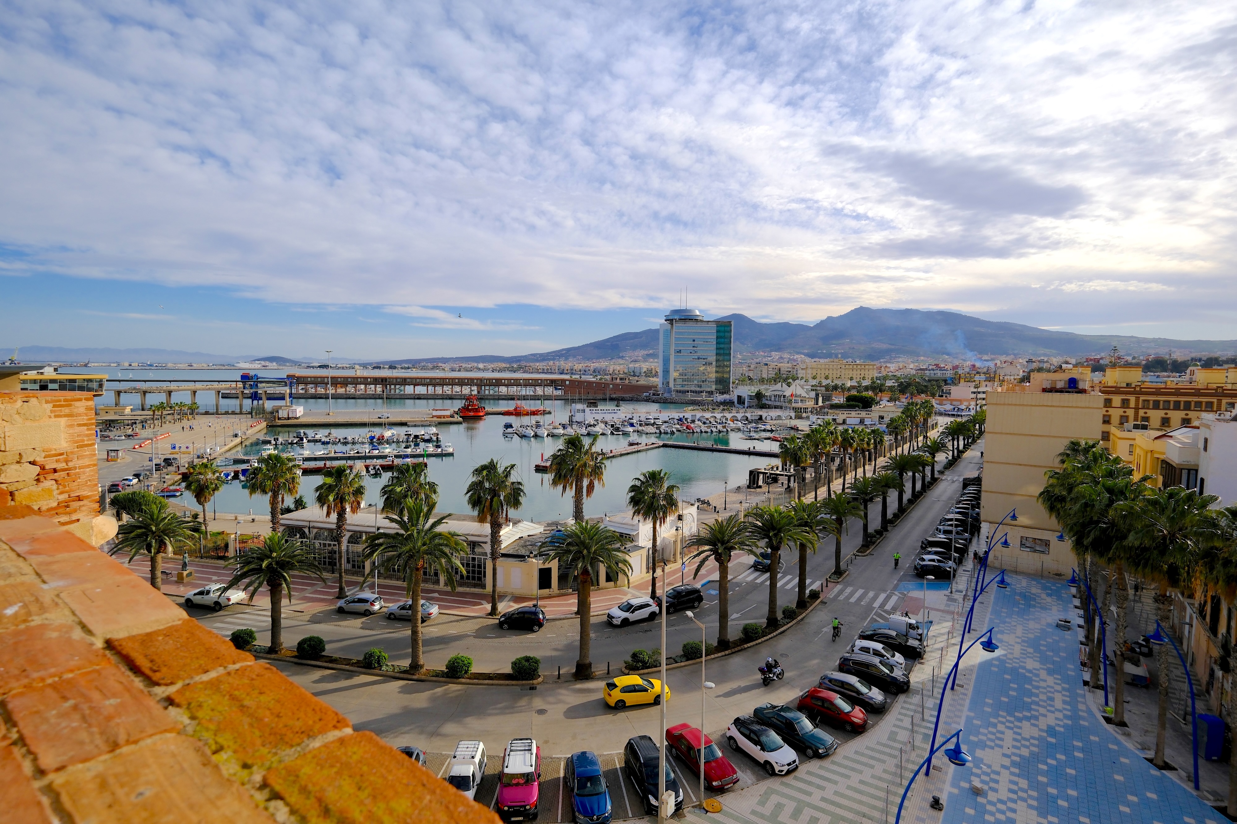 Blick von der Altstadt auf den Hafen und den Berg Gurugú